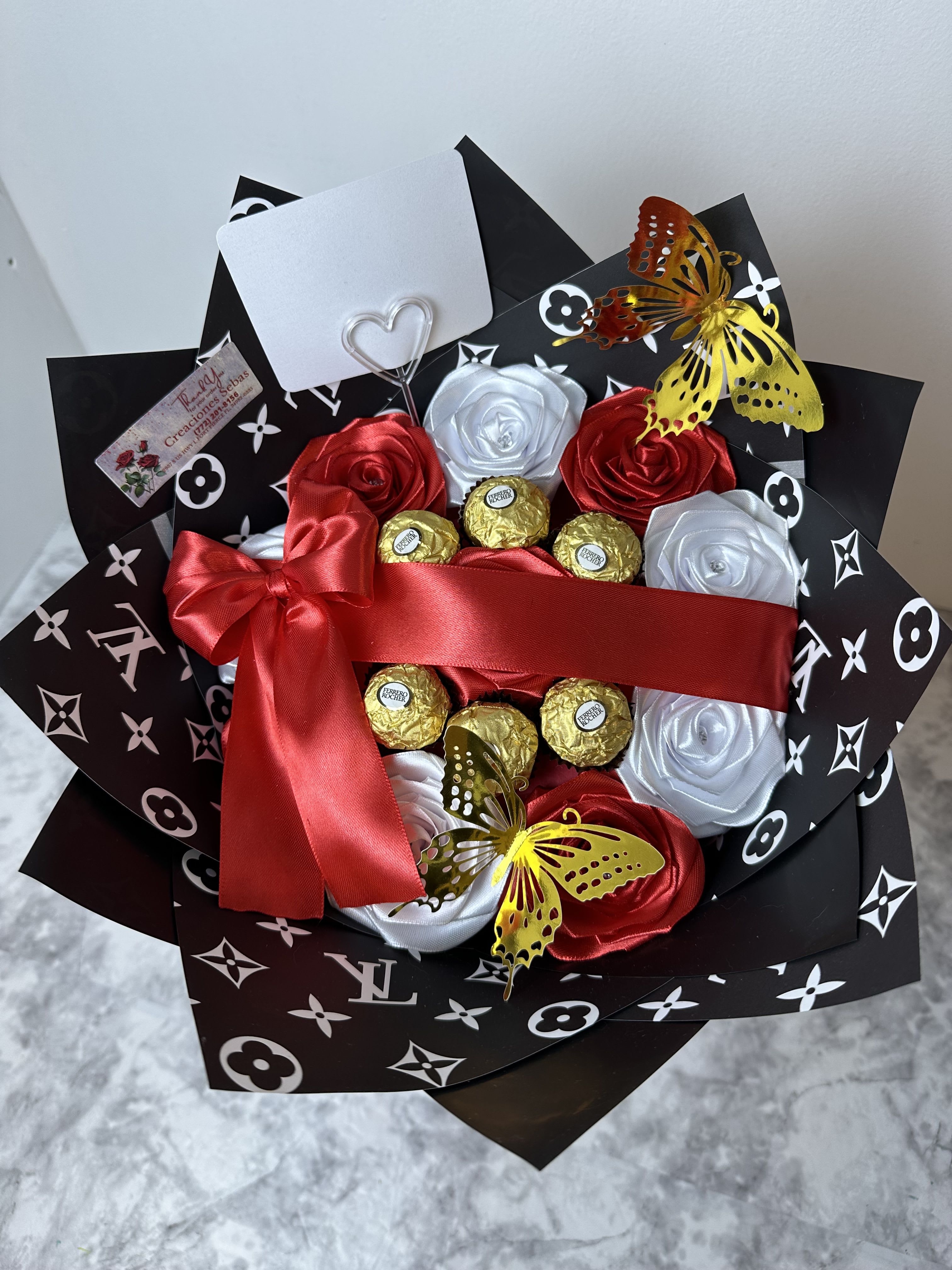 Everlasting bouquets of red and white roses - Eternal bouquets of red and white roses and 6 Ferrero Rocher chocolates with a personalized message