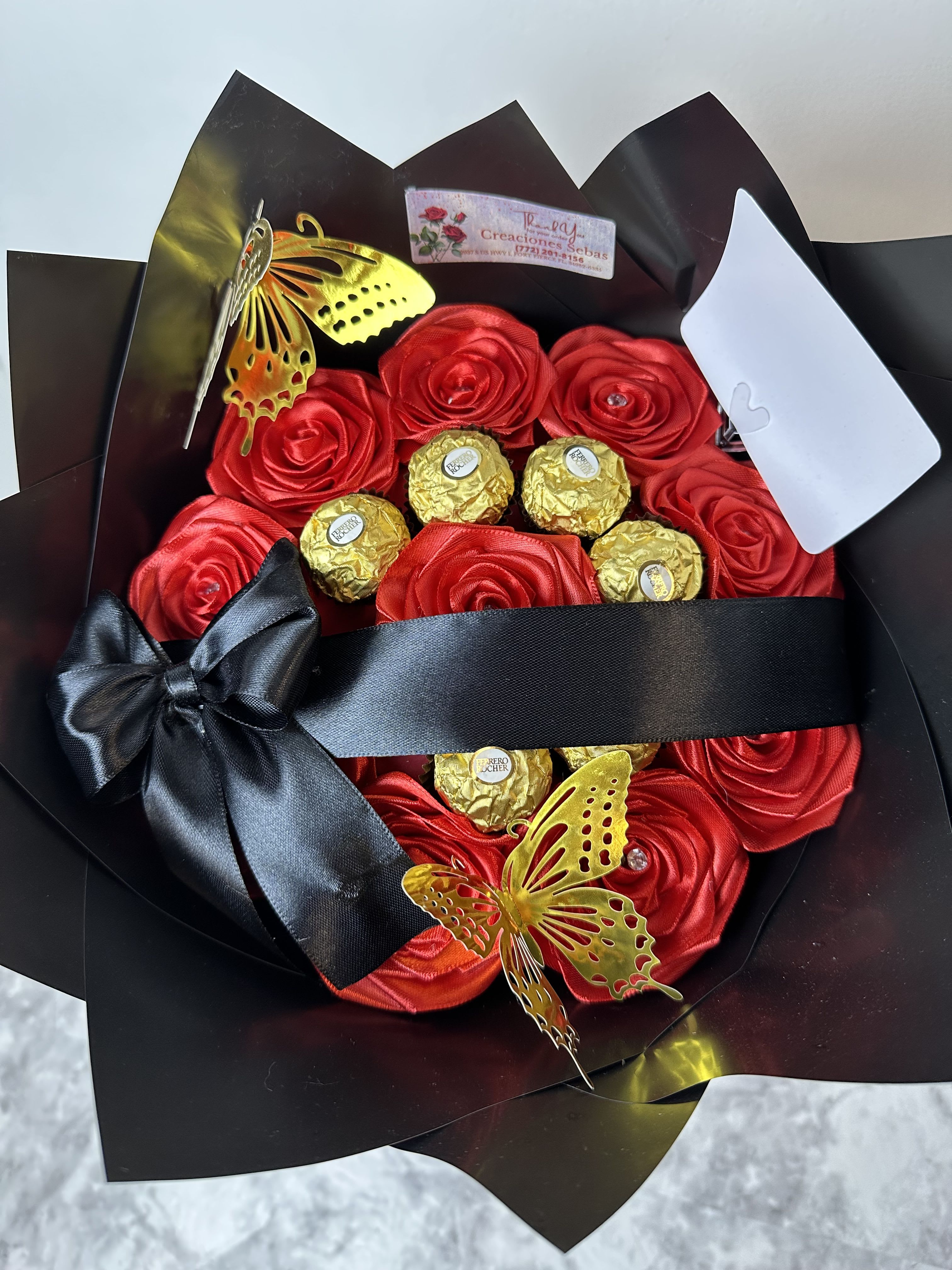 Bouquet of everlasting red roses - Eternal bouquets of red roses and 6 Ferrero Rocher chocolates with a personalized message