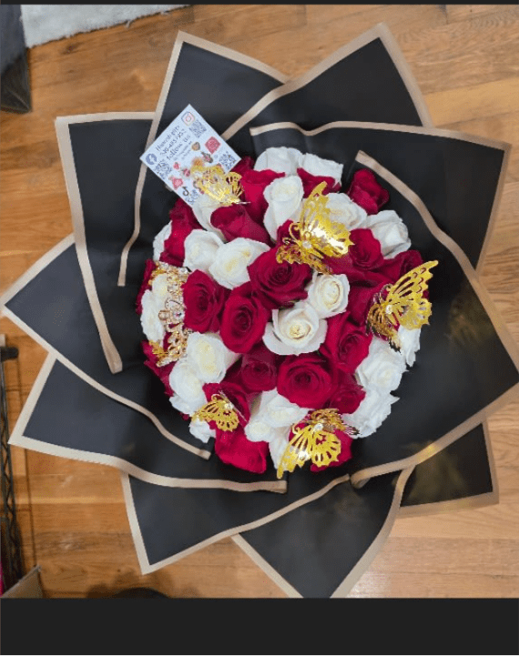 Ramo buchon red and white  - Bouquets that will steal your heart for every special occasion 50 roses