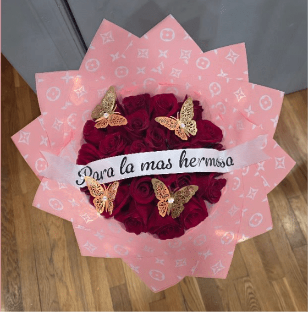 Ramo buchon #12 - Bouquets that will steal your heart for every special occasion, with personalized ribbon.