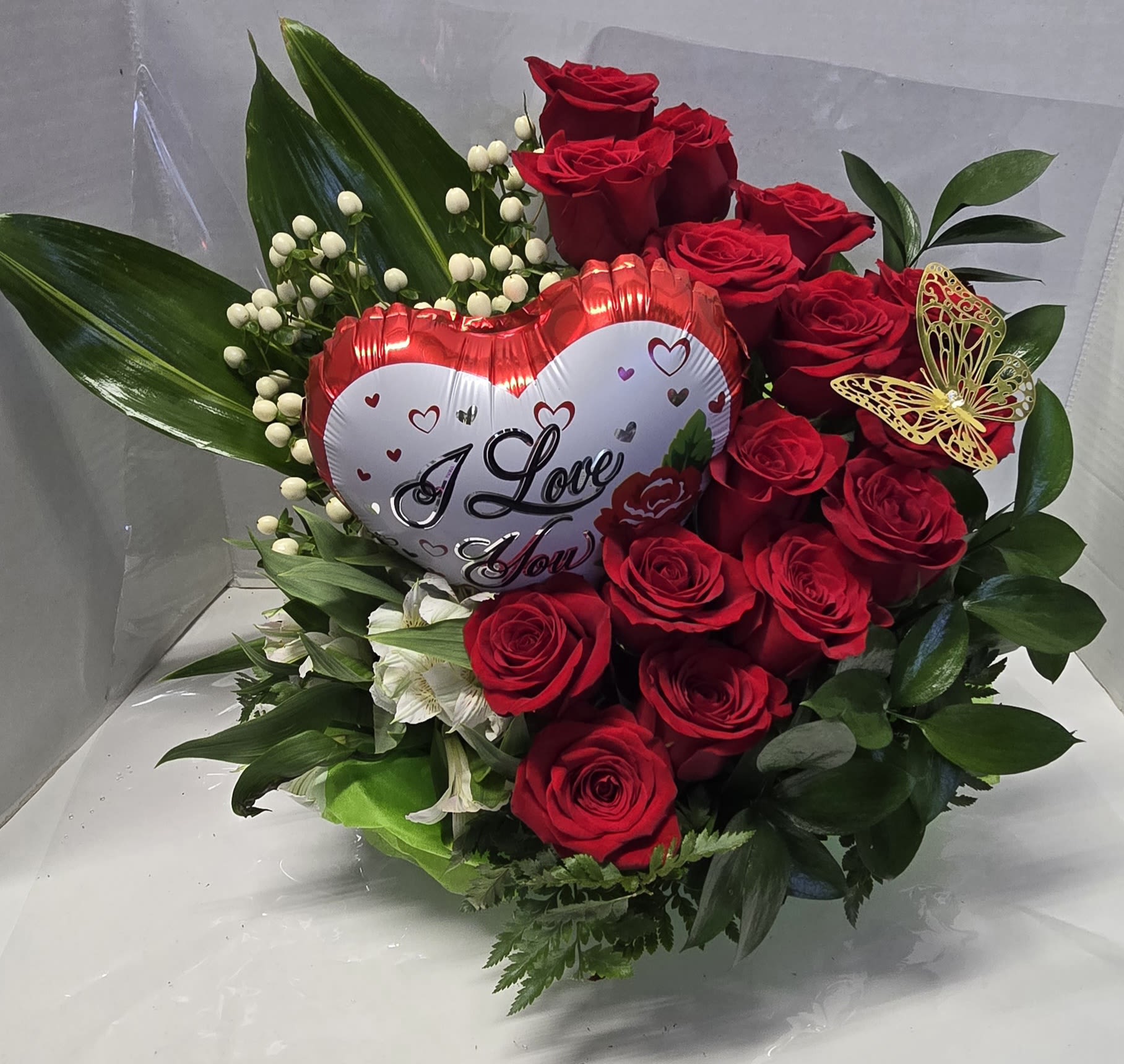 Especial Arrangement - If you're looking for something special, elegant, and romantic, we have this arrangement that will captivate everyone's attention! It's also available in pink if you prefer; just let us know.