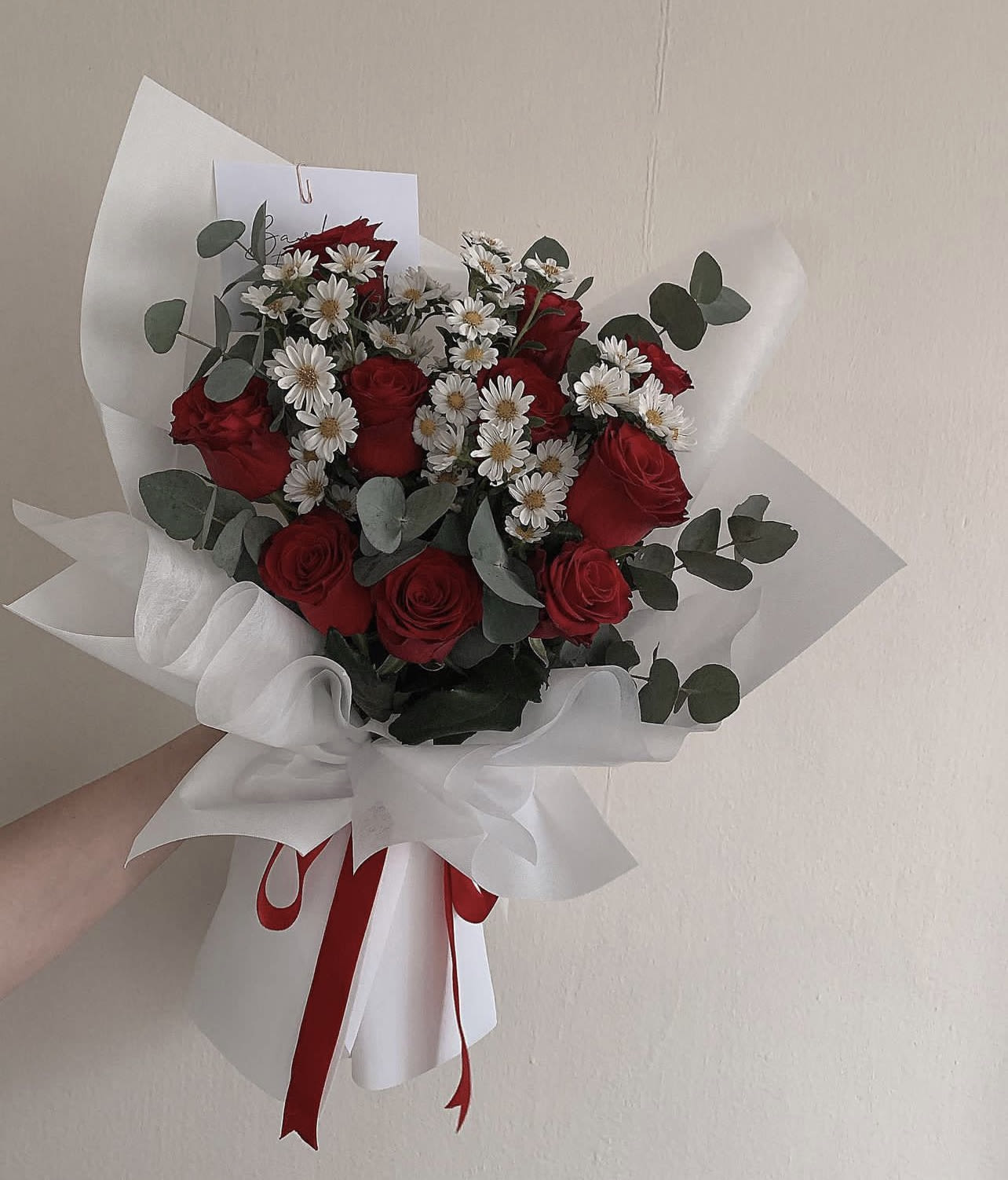 RosexDaisy Bouquet - DESCRIPTION: BOUQUETS NEVER EVER are identical, they come out different every time please keep this in mind! your bouquet will have similar flowers, similar colors and similar theme :-)  if youd like to customize your rose color or wrapping color please give us a call and we will give you alot more options over the phone! 937-689-6325  Note: Hand bouquets do not include a vase. 