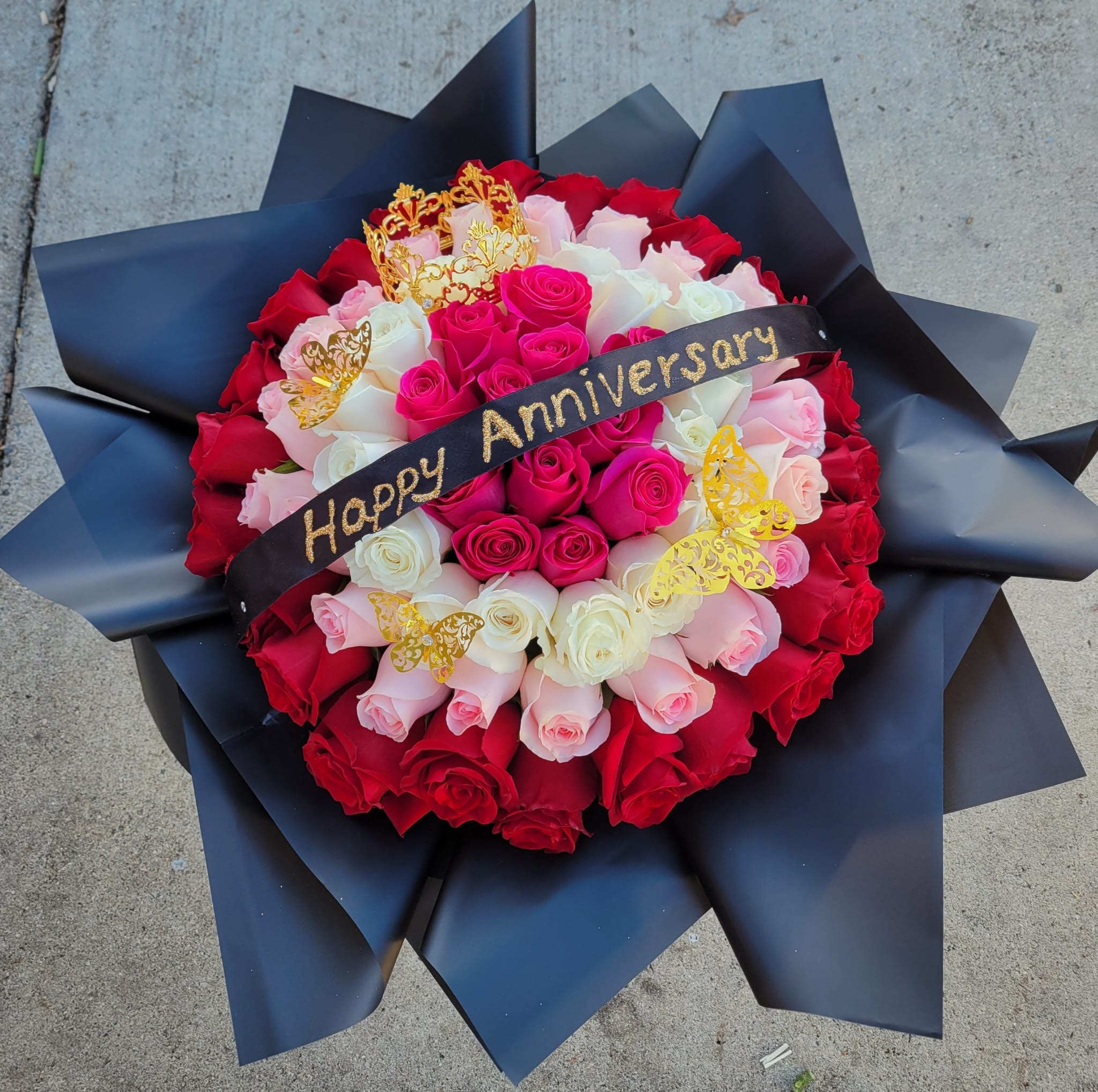 Extra circle of love “ramo buchon” - Ramo buchon with 75 stunning Ecuadorian roses. Wrapped in Koran paper and garnished with golden butterflies a crown and a ribbon. Ready to impress your queen!  (Under instructions please write the message you will like on the ribbon)