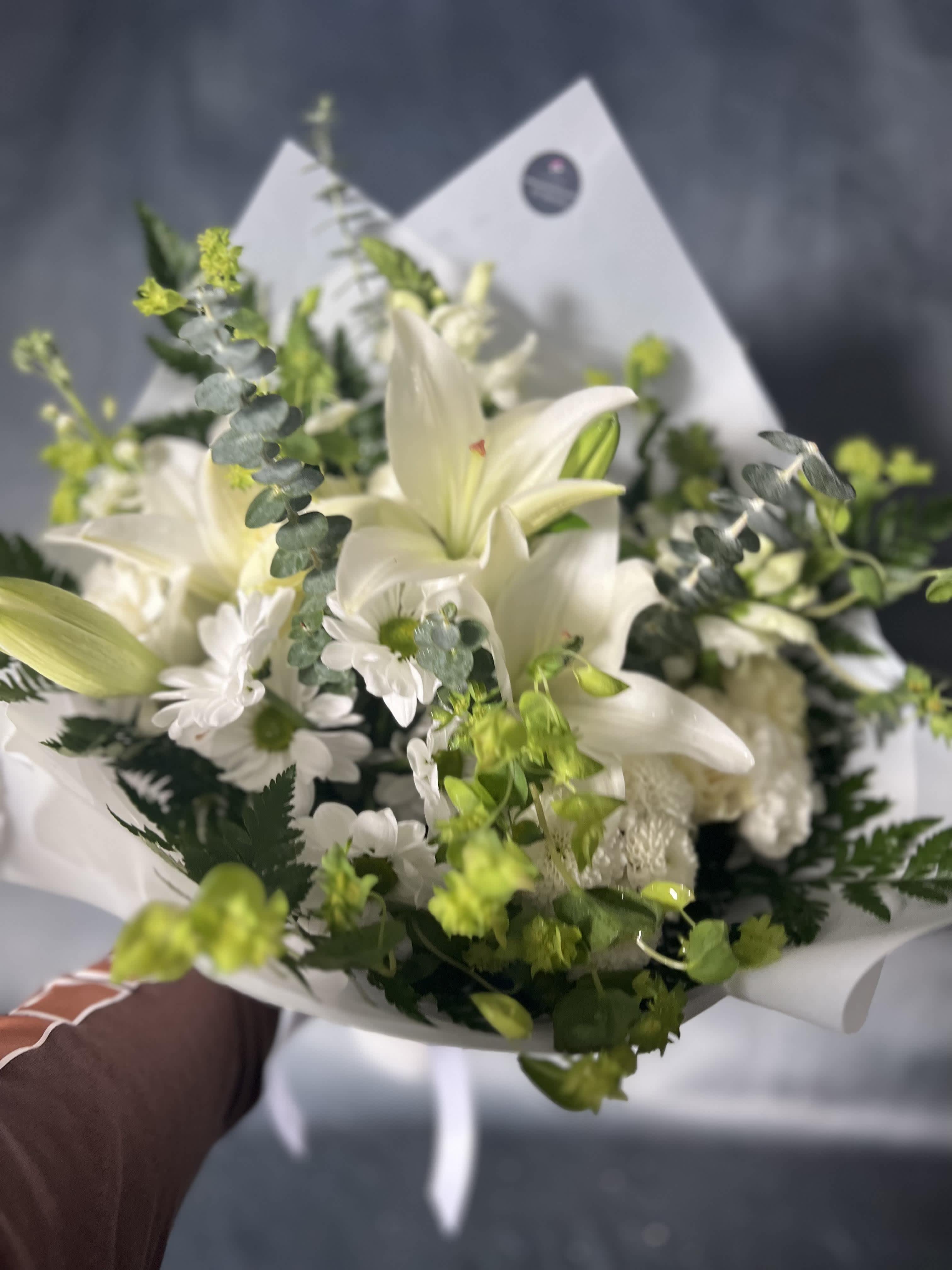 Comfort Bouquet - Introducing our new Comfort Bouquet where elegance meets nature's beauty. Embrace the charm of freshly picked flowers delicately arranged as a bouquet. Perfect for every occasion.