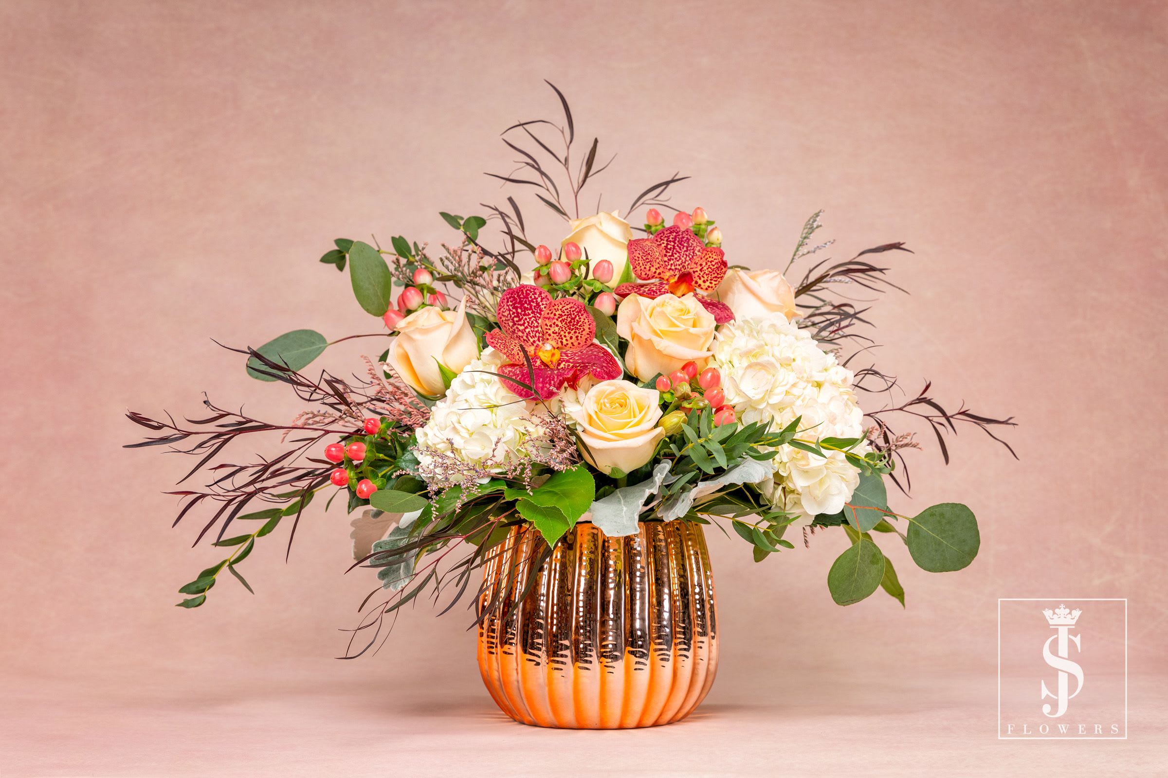 Crème de Peach - Crème de Peach is a stunning arrangement designed in our signature in-and-out style. Featuring a beautiful blend of sand-toned roses, peach, pink, and vibrant vanda orchis. This piece showcases a mix of roses and holland vanda orchis.