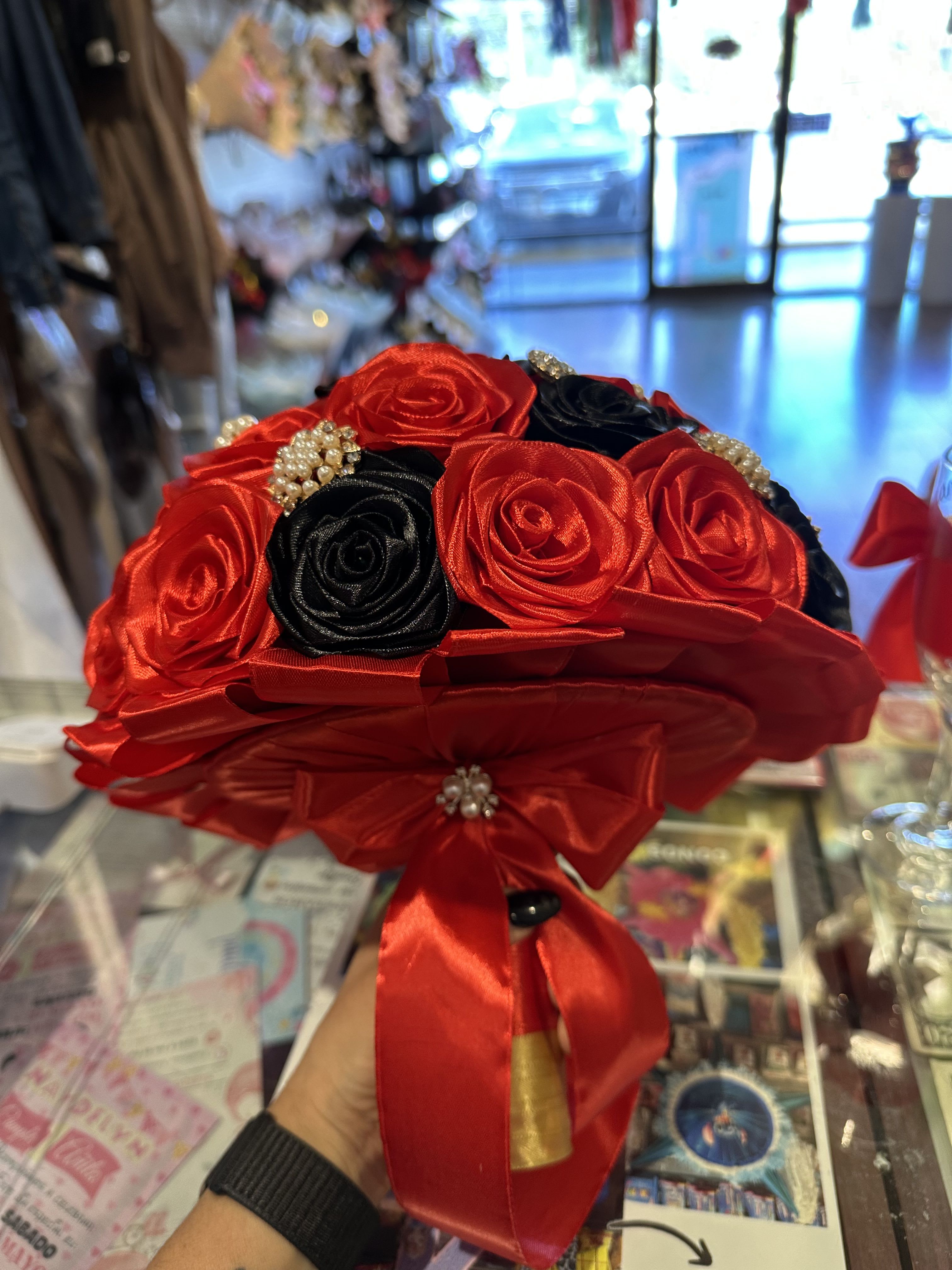 Set of 15 Anera - The set of 15 includes 1 bouquet of eternal roses, 1 bottle of non-alcoholic champagne, and a personalized glass. Different options and colors available.