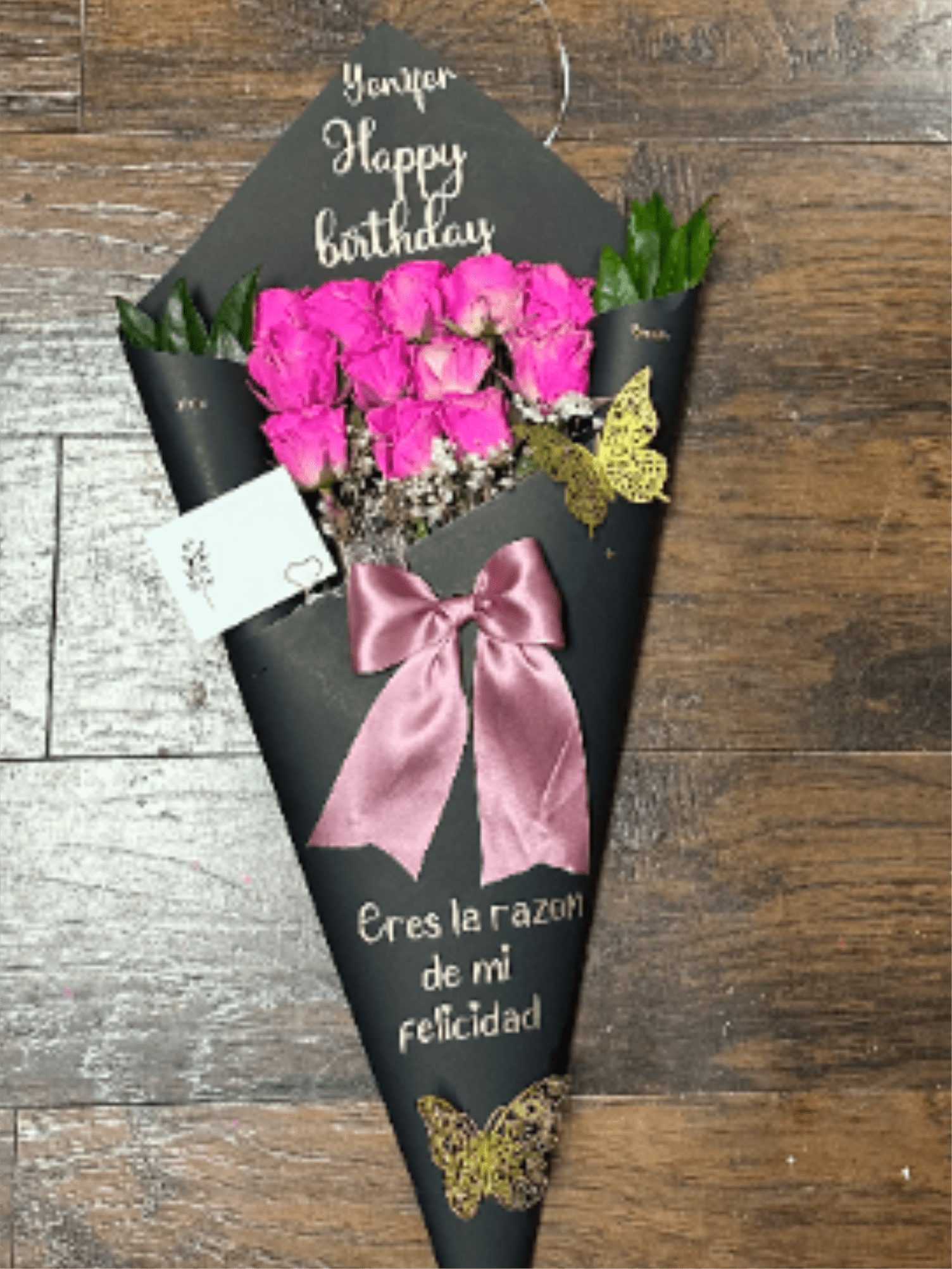 Elegant bouquet of 12 red roses with black wrapping - Elegant bouquet of 12 roses wrapped in black