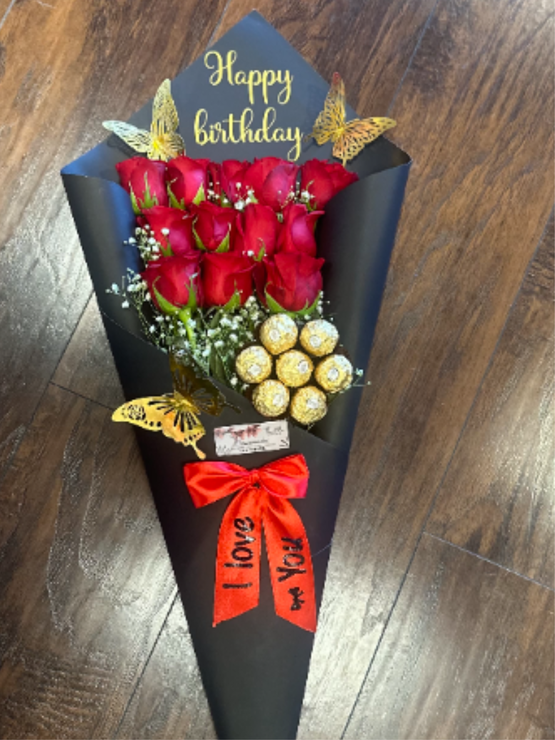 Elegant bouquet of 12 roses with black wrapping - Elegant bouquet of 12 roses wrapped in black and a Ferrero Rocher chocolate flower