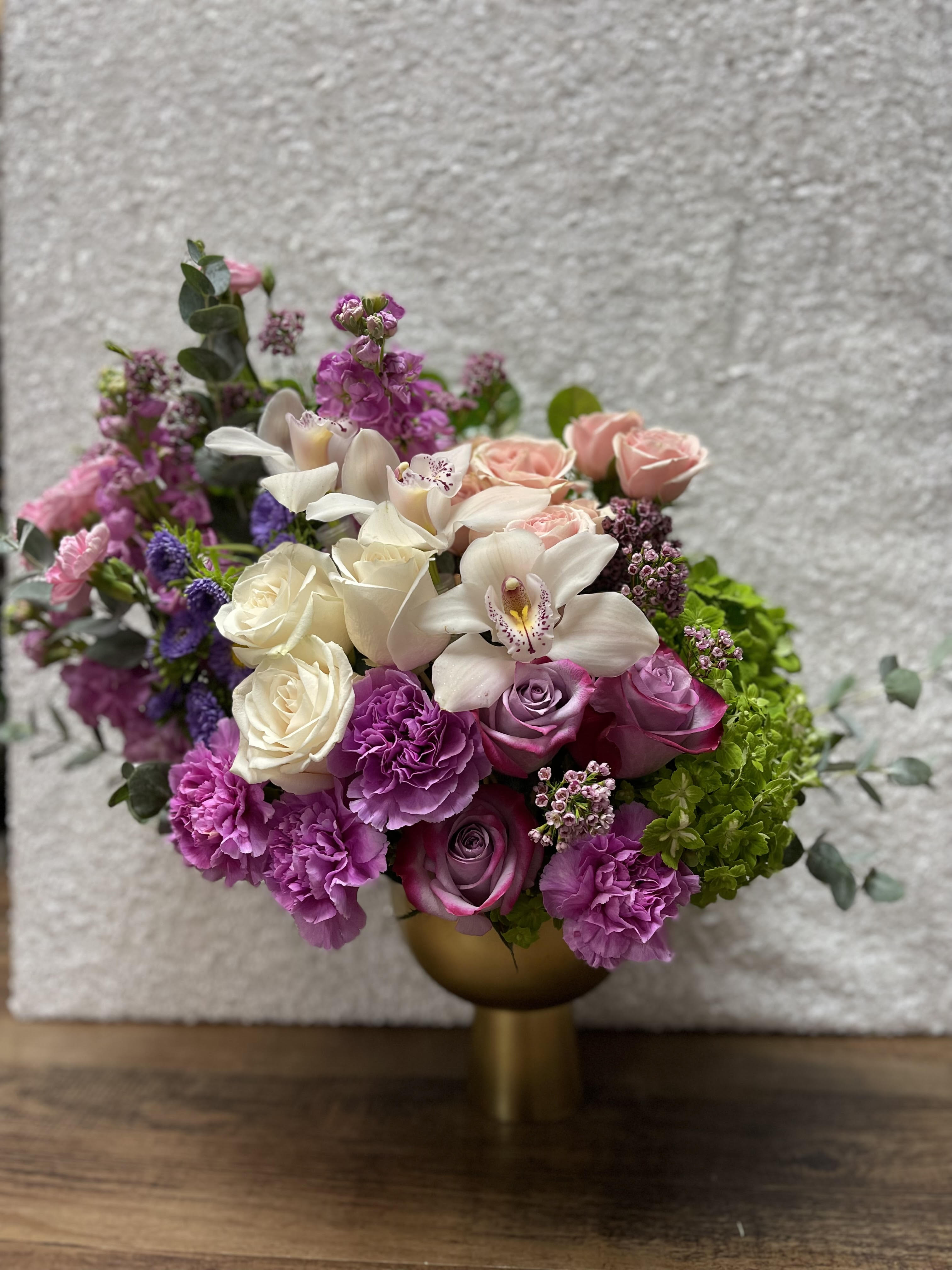 DIVINE - As the word describes it "Divine" this exquisite and fancy flowers arrangement is special to give elegance ! premium flowers in a golden vase
