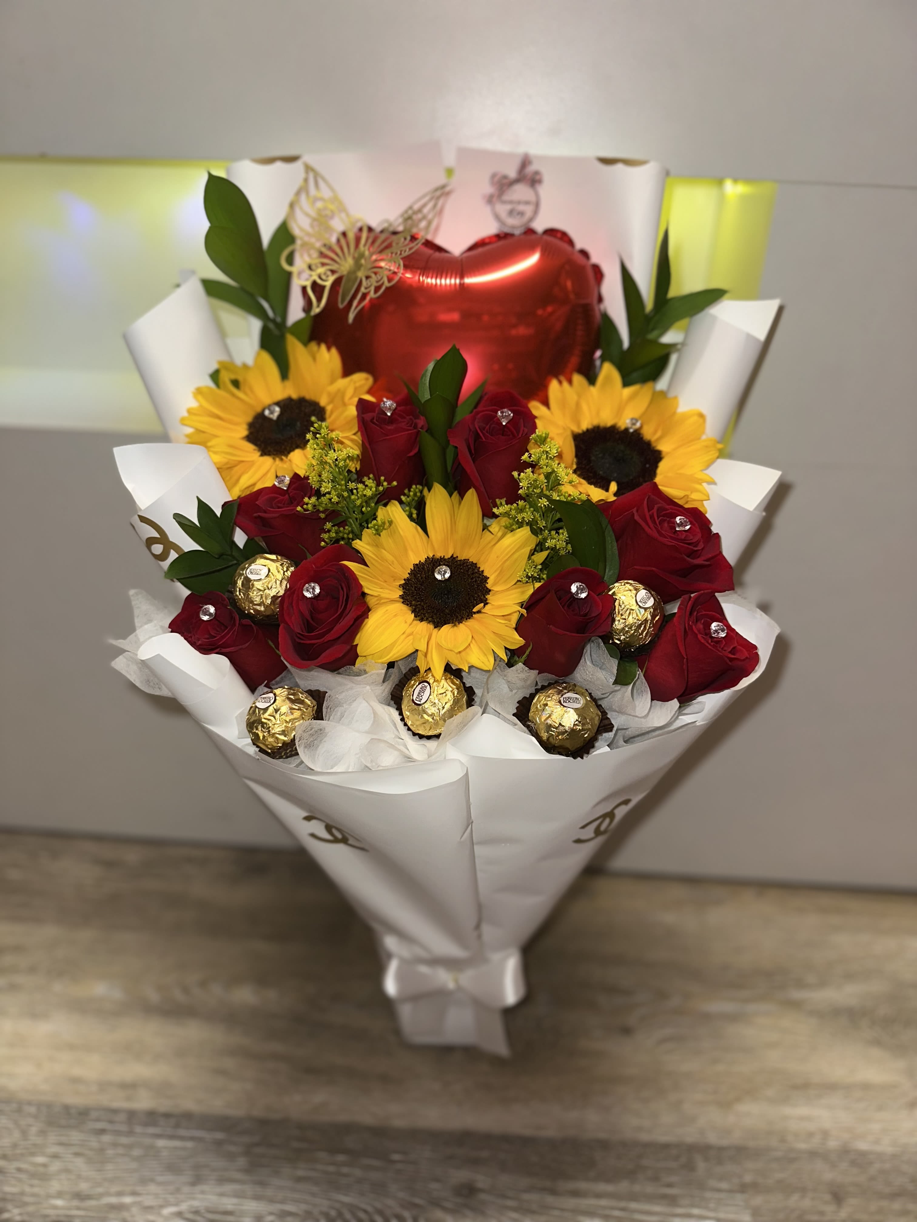 BEAUTIFUL FLORAL AREFLO OF SUNFLOWERS, ROSES AND FERREROS - BEAUTIFUL FLORAL AREFLO OF SUNFLOWERS, ROSES AND FERREROS