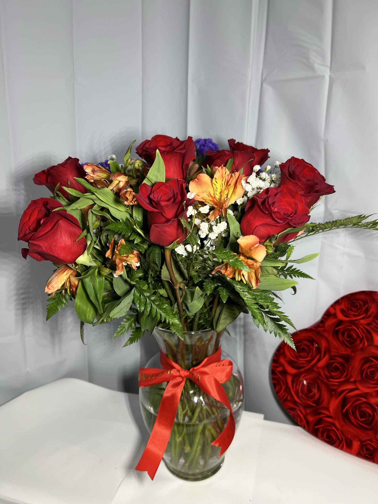 Jarrón 12 rosas  - Jarrón de 12 rosas con flores mixteadas