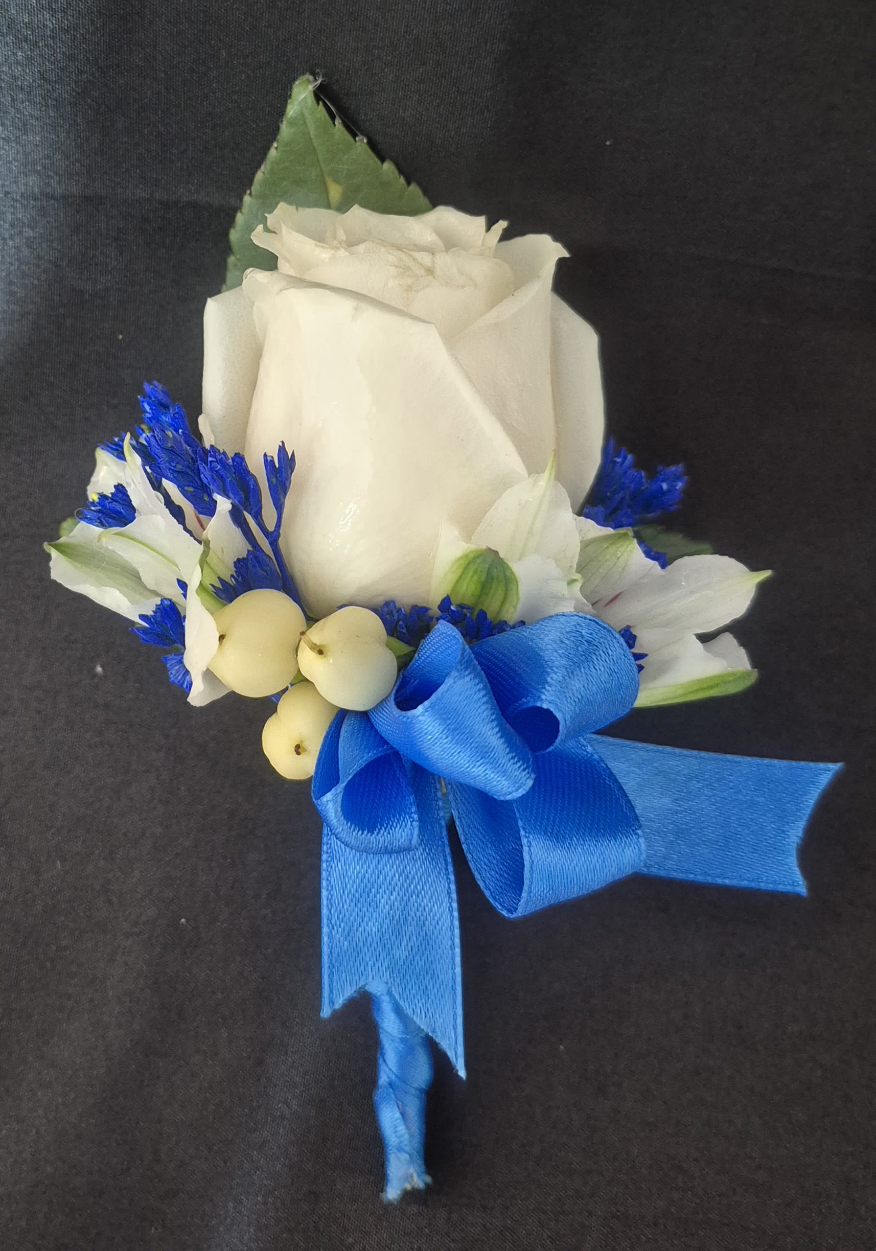 ROSE BOUTONNIERE - WHITE ROSE WITH BLUE RIBBON. ( COLOR RIBBON CAN BE CHANGED)