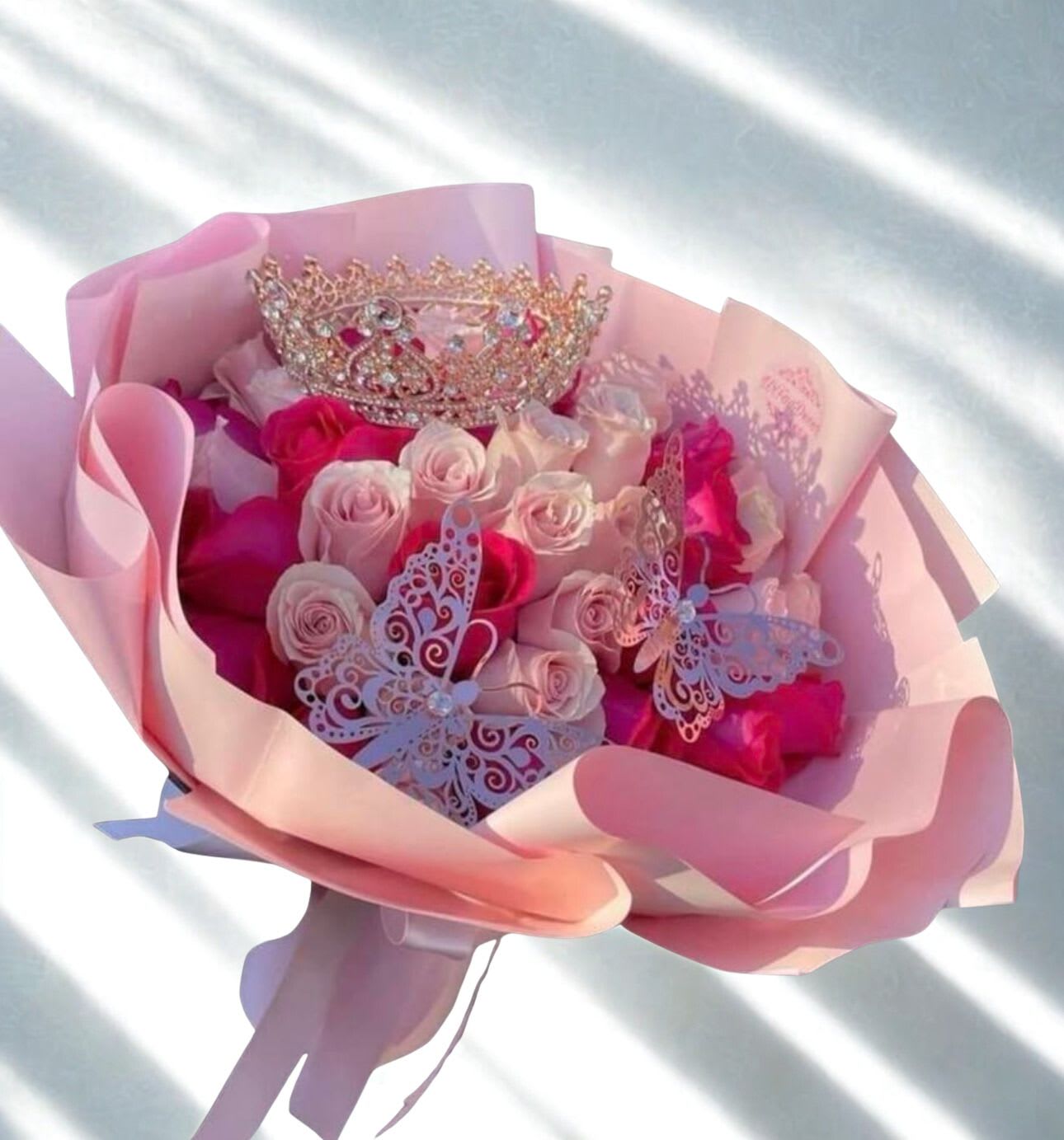 Bouquet Deluxe - 30 Roses. Lovely Hand-tied Medium Bouquet  This chic bouquet of feminine colors is full of texture and makes a fabulous gift. (Crown is included)  Our bouquets do not have a specific color. We will keep the colors between pink, light pink and purple. We will make a beautiful combination!