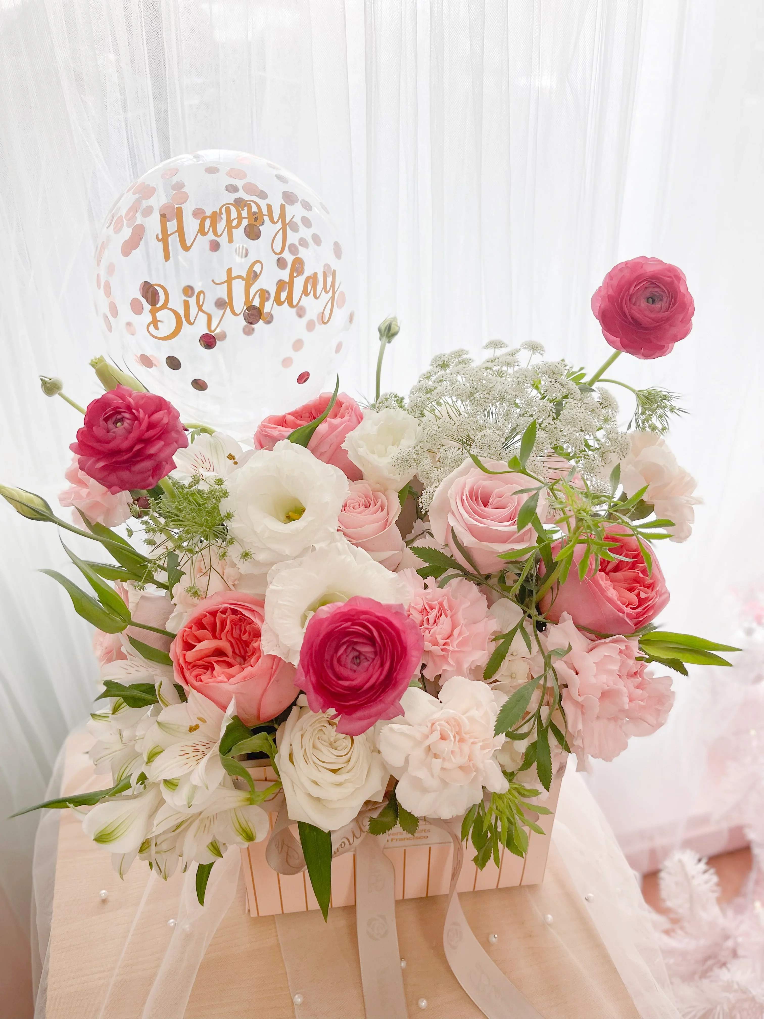 [FRESH FLOWER] The Pink Box - Florist choice of seasonal flowers in pink and white flowers theme. Or your choice to add 10% of lavender or dark pink to make the arrangement stand out. * Balloon is a Add on. Original arrangement does not comes with Balloon.  Basic / Deluxe / Premium comes in same box size but different amount of flowers.
