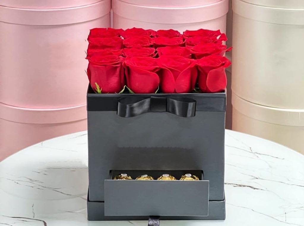 Chocolates "flat" box - Roses displayed flat in our "Rozella's" Box with chocolates.