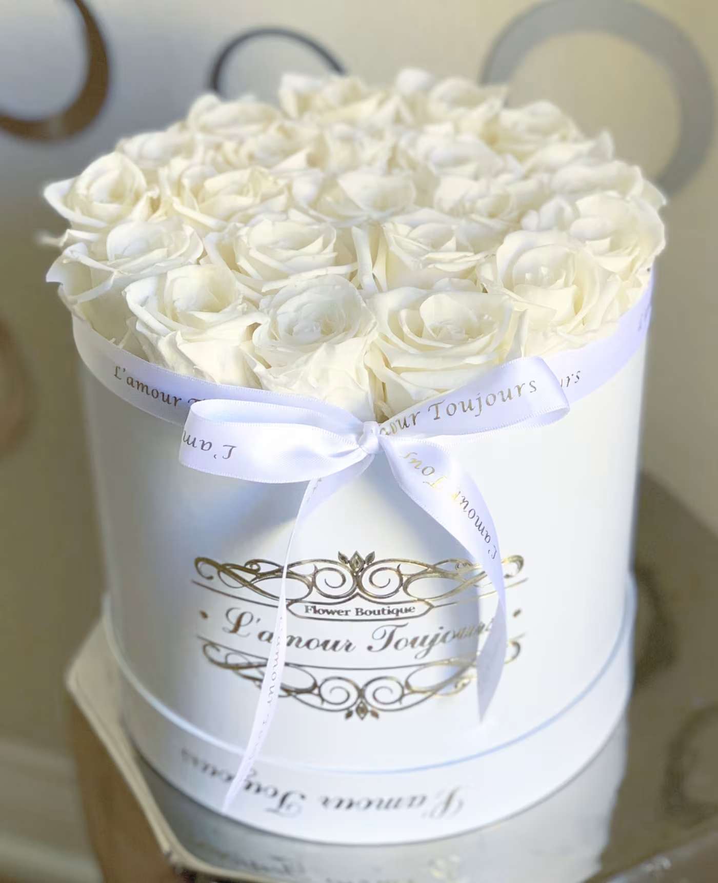 Classic Everlasting Roses Signature Box - Real Roses that last up to 3 years - • Everlasting roses are preserved real roses that last up to 3 years! By treating fresh roses with a unique method these roses become long lasting and keep their natural beauty, structure and softness. • Make a statement with our exquisite Ecuadorian real roses that bring uniqueness and sophistication to life. • Send stunning roses to your loved ones, a wife, a husband, a parent or a friend to let them know you remembered their special day. • Zero maintenance required: Everlasting roses hold tenderness and a natural fresh look, with no maintenance required.