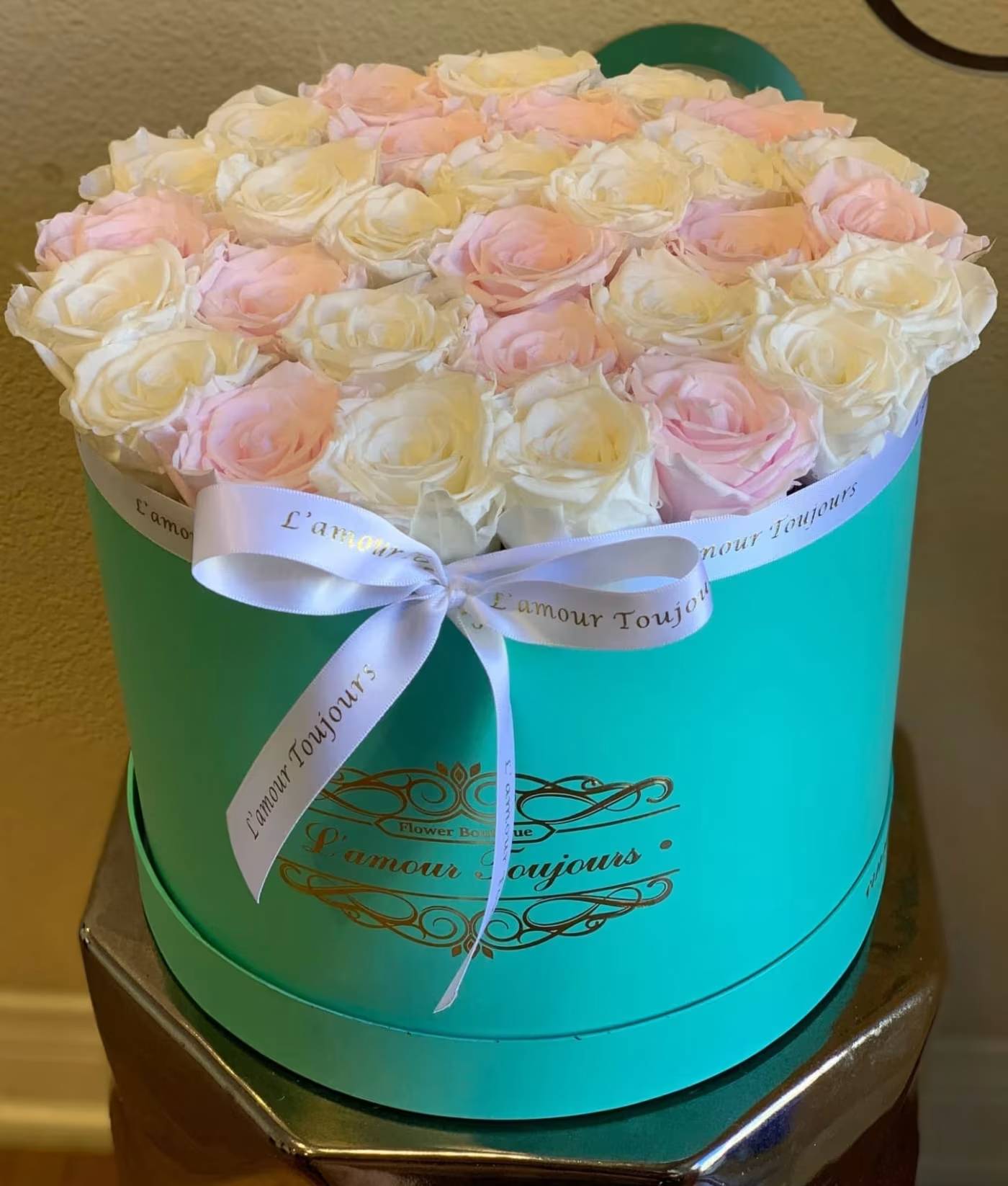 Everlasting Tiffany Signature Box - Real Roses that last up to 3 years - • Everlasting roses are preserved real roses that last up to 3 years! By treating fresh roses with a unique method these roses become long lasting and keep their natural beauty, structure and softness. • Make a statement with our exquisite Ecuadorian real roses that bring uniqueness and sophistication to life. • Send stunning roses to your loved ones, a wife, a husband, a parent or a friend to let them know you remembered their special day. • Zero maintenance required: Everlasting roses hold tenderness and a natural fresh look, with no maintenance required.