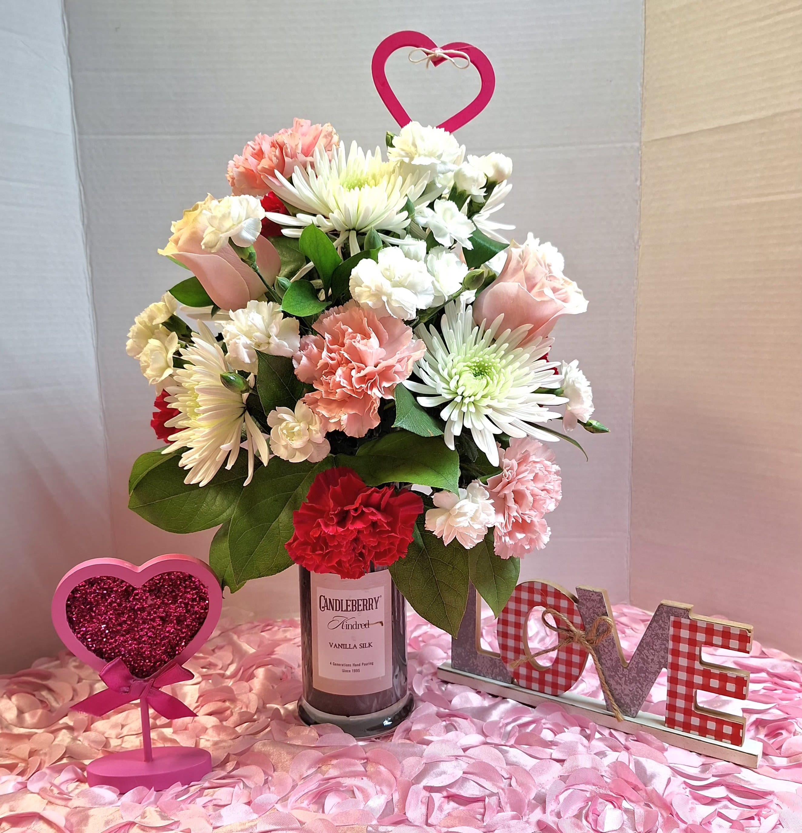 Scents &amp; Bloms - Candleberry Kindred topped with a fresh arrangement of roses and carnations. Keep in mind, scents may vary.