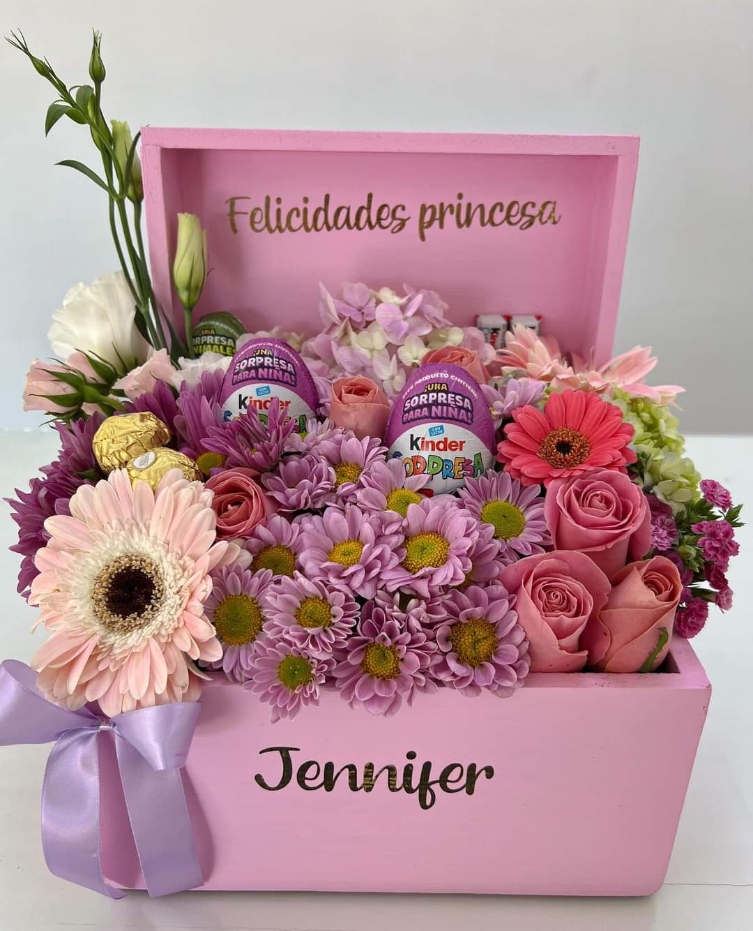 Paraiso Kinder - Caja especial con flores surtidas y tropicales con dulces " huevos kinder sorpresa" 