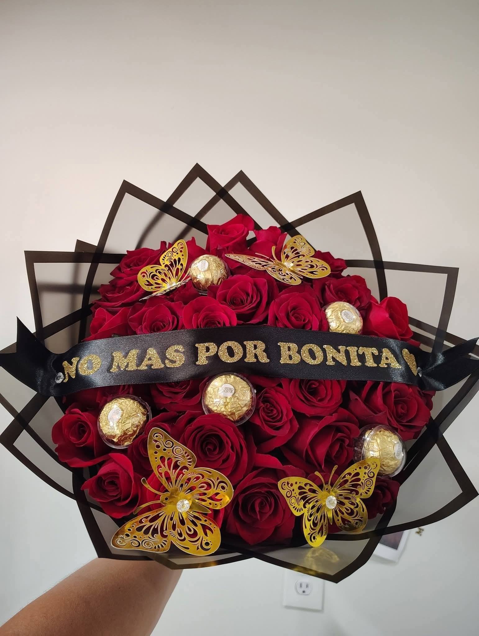 30 RED ROSES AND CHOCOLATE - 30 RED ROSES AND CHOCOLATE WHIT RIBBON AND BUTTERFLY WRAPPED IN BLACK PAPER. 30 ROSAS CON CHOCOLATES MARIPOSAS Y LISTON PERSONALIZADO