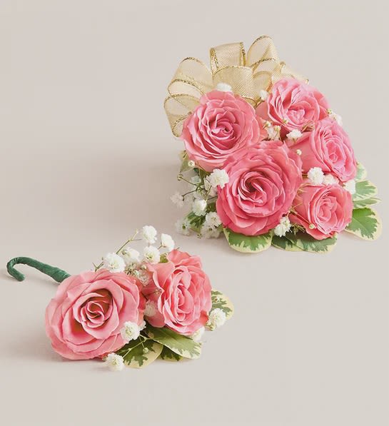 Corsage &amp; Boutonnière en Roses Roses - A charming pink spray rose corsage with a matching boutonniere, handcrafted with delicate pink roses, baby’s breath, and lush greenery. The perfect floral duo for Prom, Homecoming, weddings, and elegant celebrations. 
