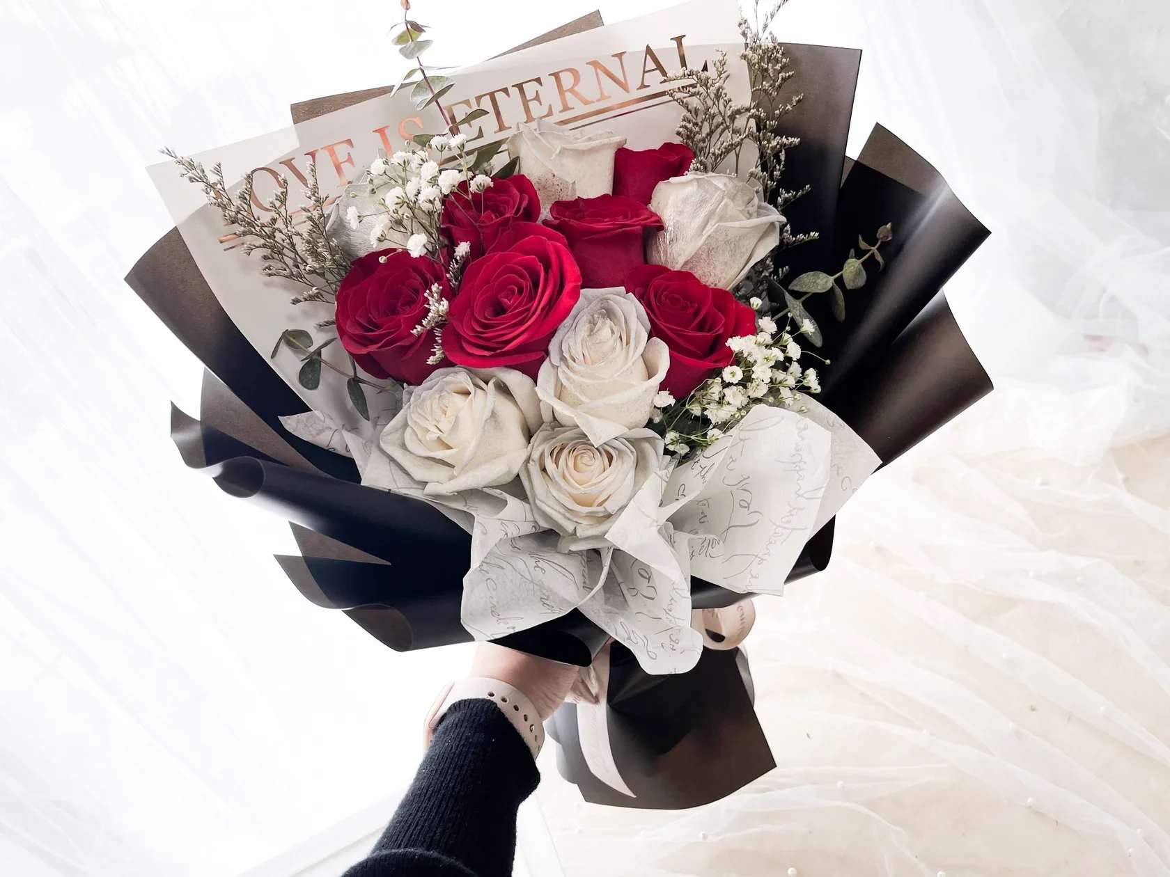 [FRESH FLOWER] Shinny Romance Bouquet - A dazzling expression of love and elegance, the Shinny Romance Bouquet pairs classic red roses with striking silver roses, accented by delicate baby’s breath, misty foliage, and fragrant eucalyptus. This luxurious arrangement blends romance and sparkle — perfect for anniversaries, Valentine’s Day, or unforgettable moments you want to celebrate in style.