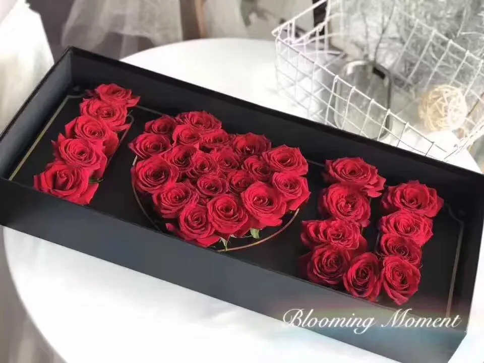 [FRESH FLOWER] I love u fresh rose in long gift box - A romantic gift set tells i ️u to your love one.   A flower gift that full of passion of love.   Usually it comes with 28-33 red roses but depends on flower size upon arrival.   