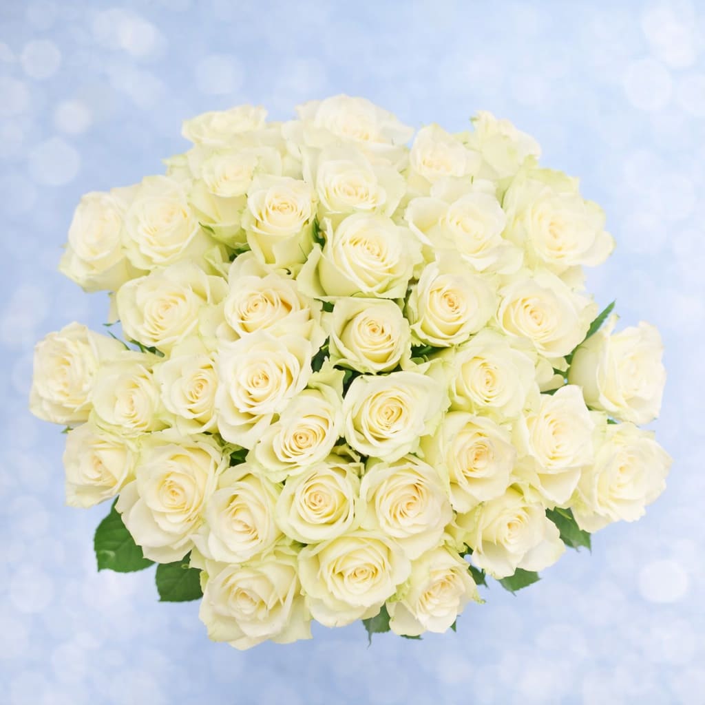 Bouquet ÂmFleur- Brassée de Roses Pureté &amp; Élégance - A timeless bouquet of fresh white roses symbolizing purity, respect, and sincerity. The Brassée de Roses Blanches is crafted with care by floral artisans, offering a refined and elegant design perfect for weddings, sympathy gestures, or to express deep affection.