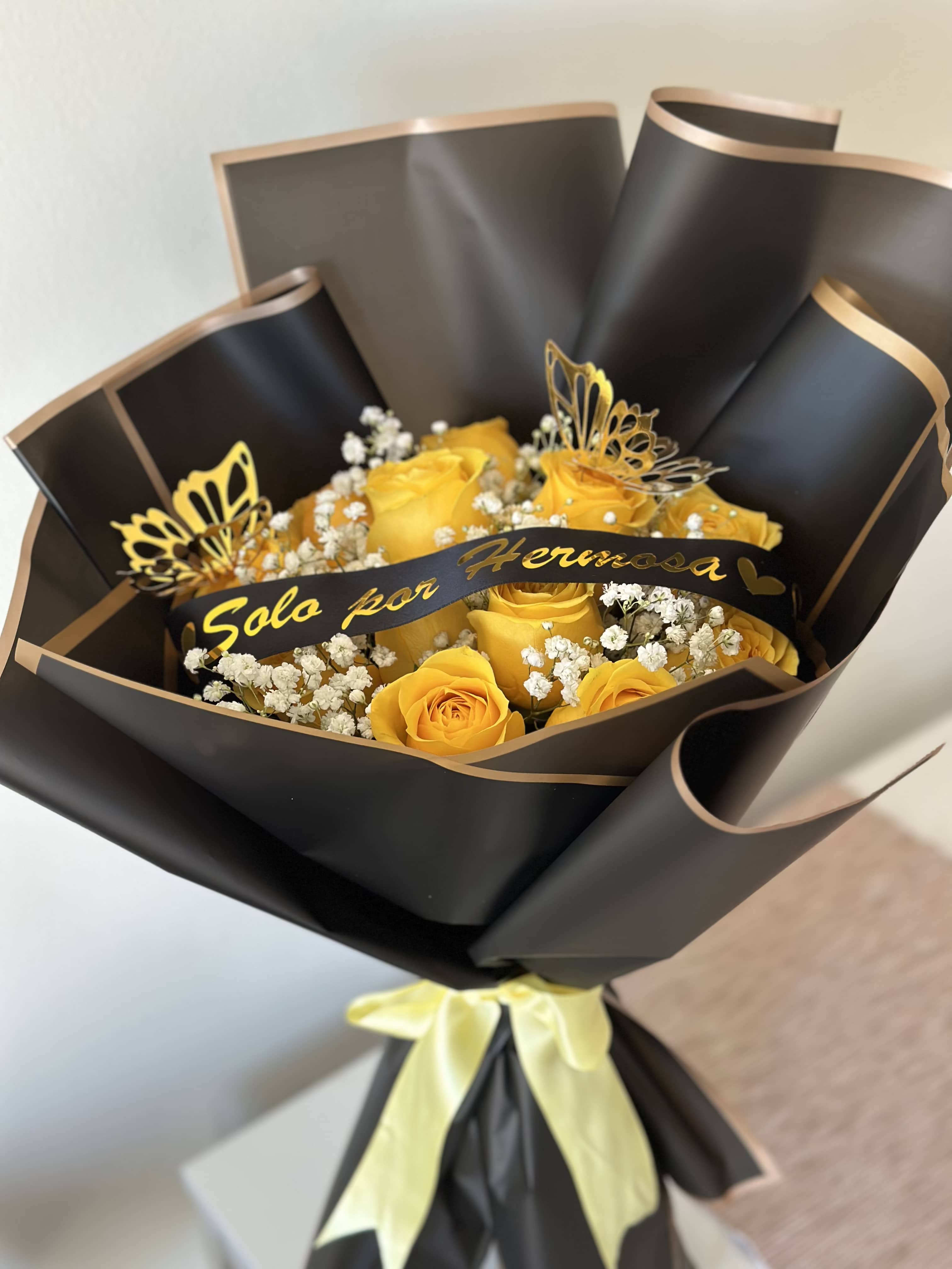 Olivia - Bouquet of 12 roses with personalized ribbon, perfect to welcome spring!  Ramo de 12 rosas con lazo personalizado, ¡perfecto para dar la bienvenida a la primavera!