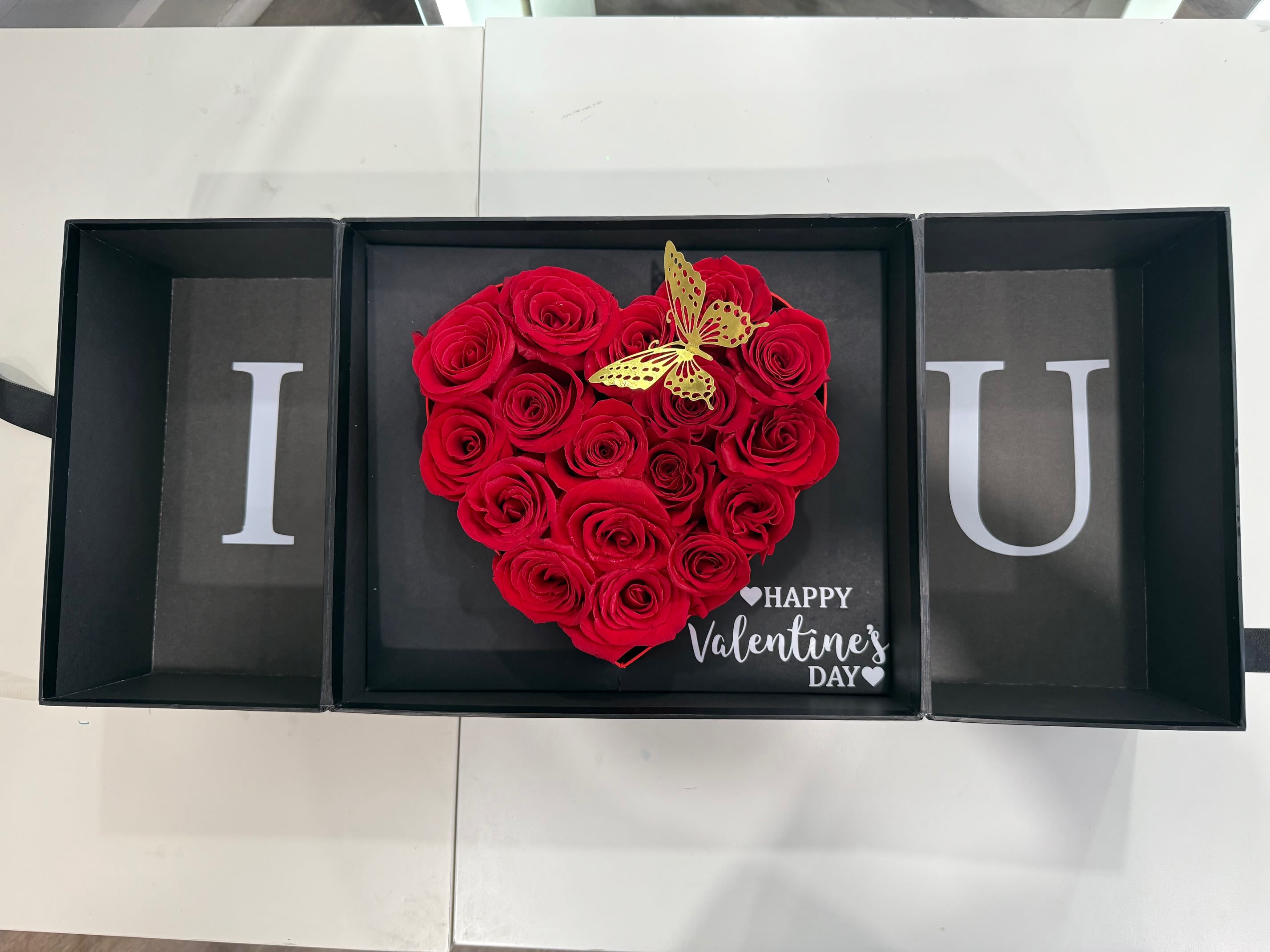 Surprise Box  - Looking for a different way to give your roses this valentine´s day? This is an excellent option to surprise her.