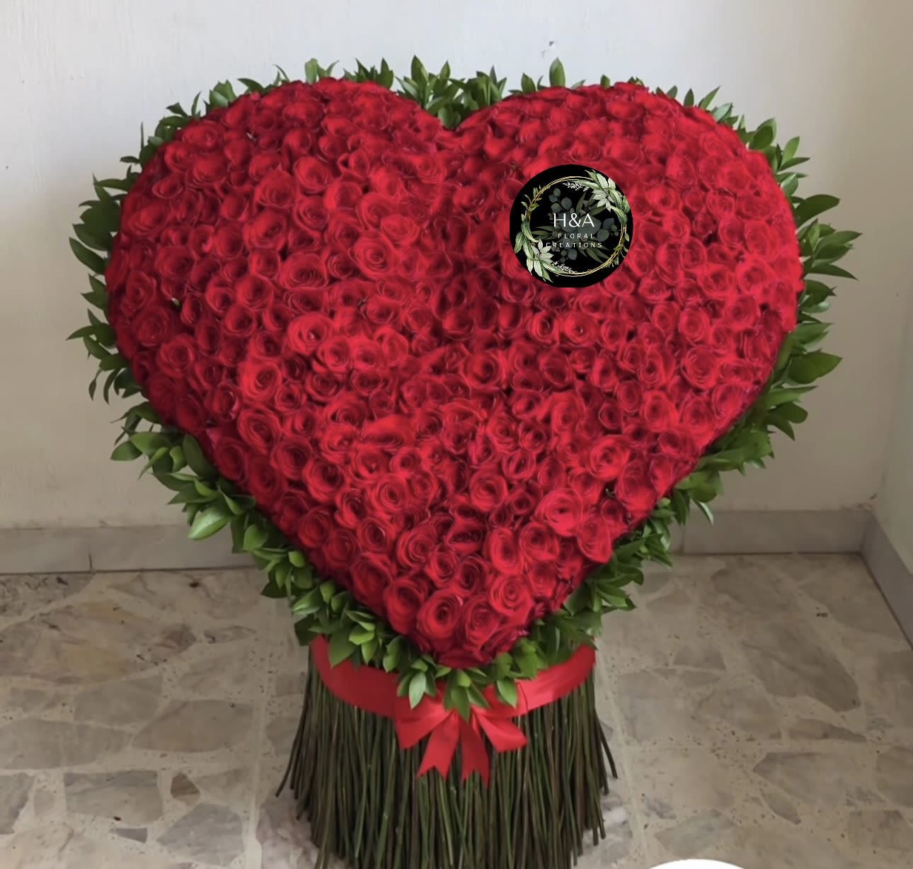 Big heart bouquet ( 235 red roses )  - Leave her speechless with this amazing 3D bouquet with 225 red roses, and ruscus leaves, on the edge, ideal for any special occasion.  Dejala sin palabras con este increible ramo en 3D con 225 rosas rojas , y hojas de ruscus , en el borde , ideal para toda ocasion especial .