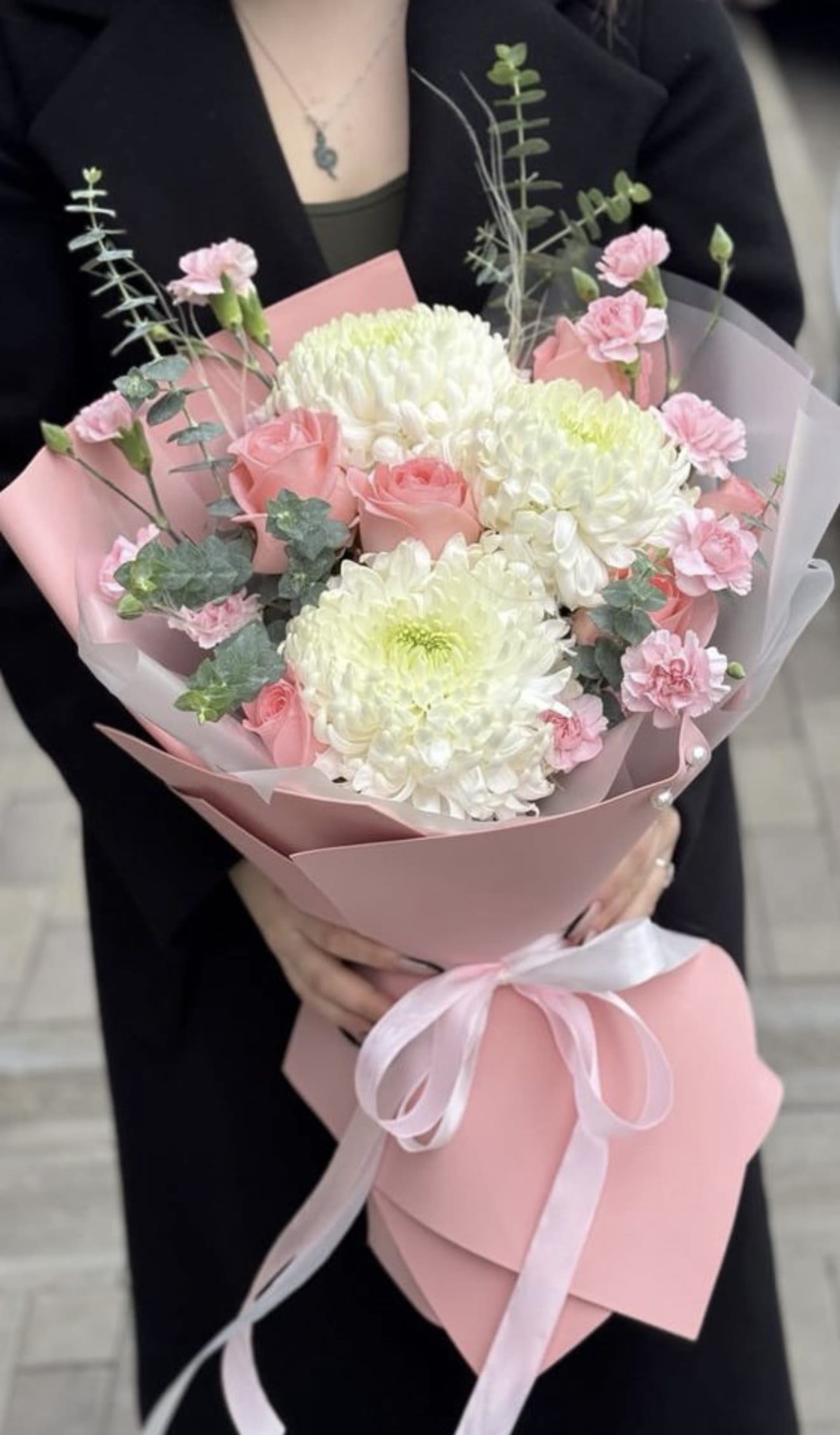 Bouquet with chrysanthemums  - Small bouquet made with white chrysanthemums, pink roses, and small carnations, wrapped in paper, &amp; bow.  Bouquet pequeño, elaborado com hermosos chrysamtemos, rosas en color rosado, y mini claveles 