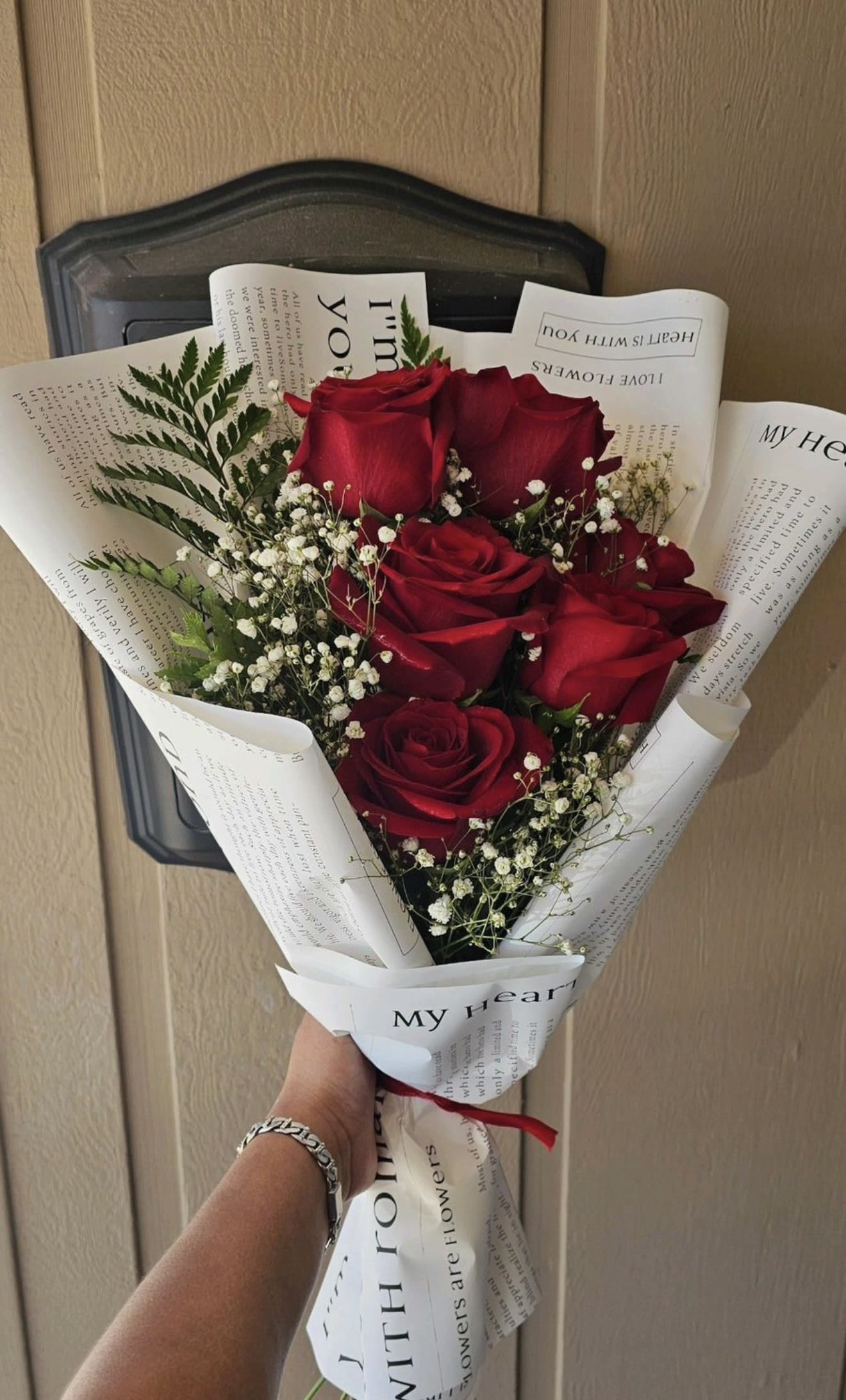 Small bouquet with 6 red roses  - Small bouquet with 6 red roses, baby breath and carefully decorated with wrapping paper.  Hermoso Ramo con 6 rosas en color rojo, baby breath y papel. 