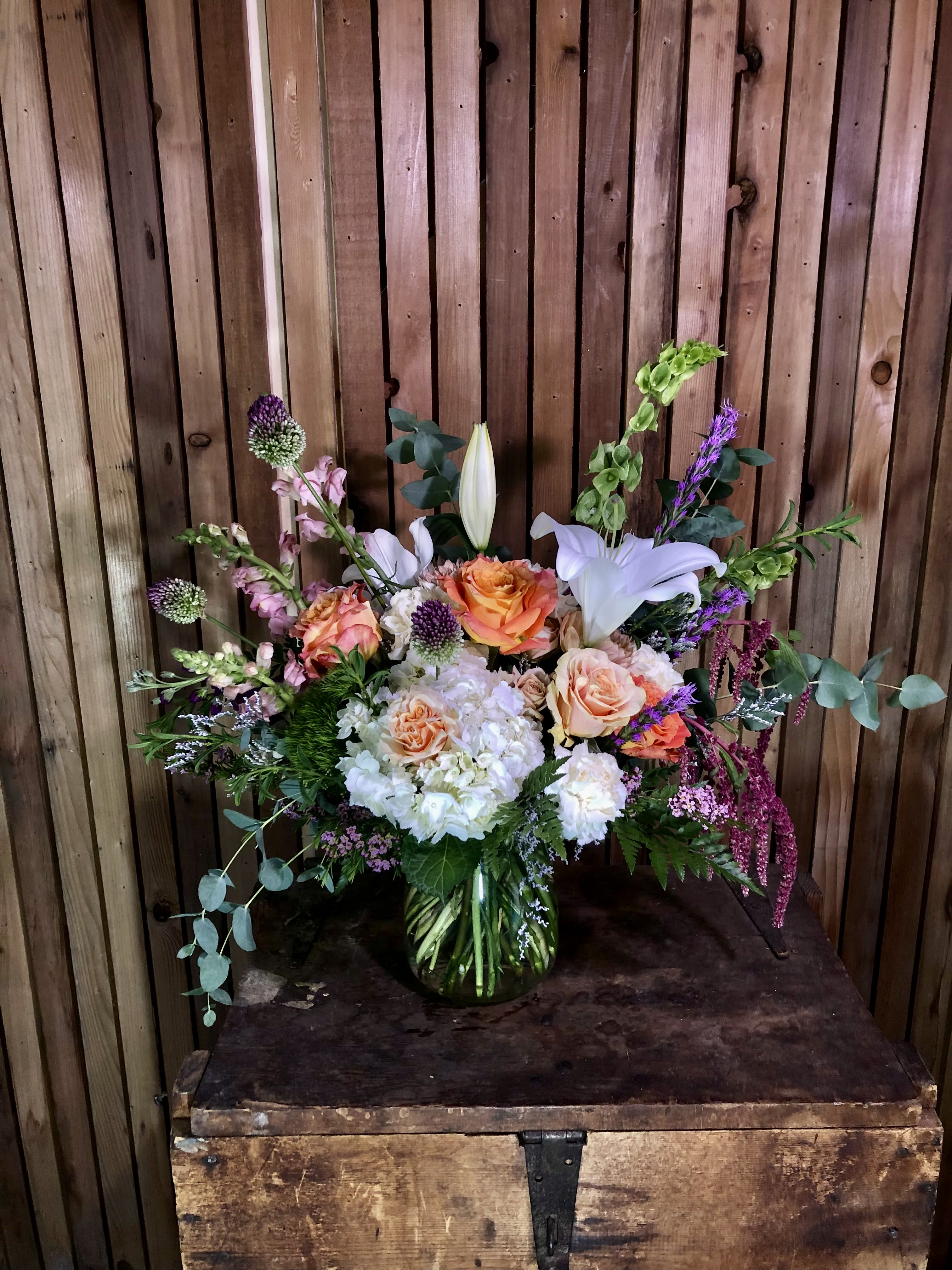designer's Choice - A carefully curated floral design created by our expert florists using premium, seasonal flowers. Each arrangement is artfully designed, ensuring a distinctive and refined presentation. Please call the shop if you would like to discuss any special request. 