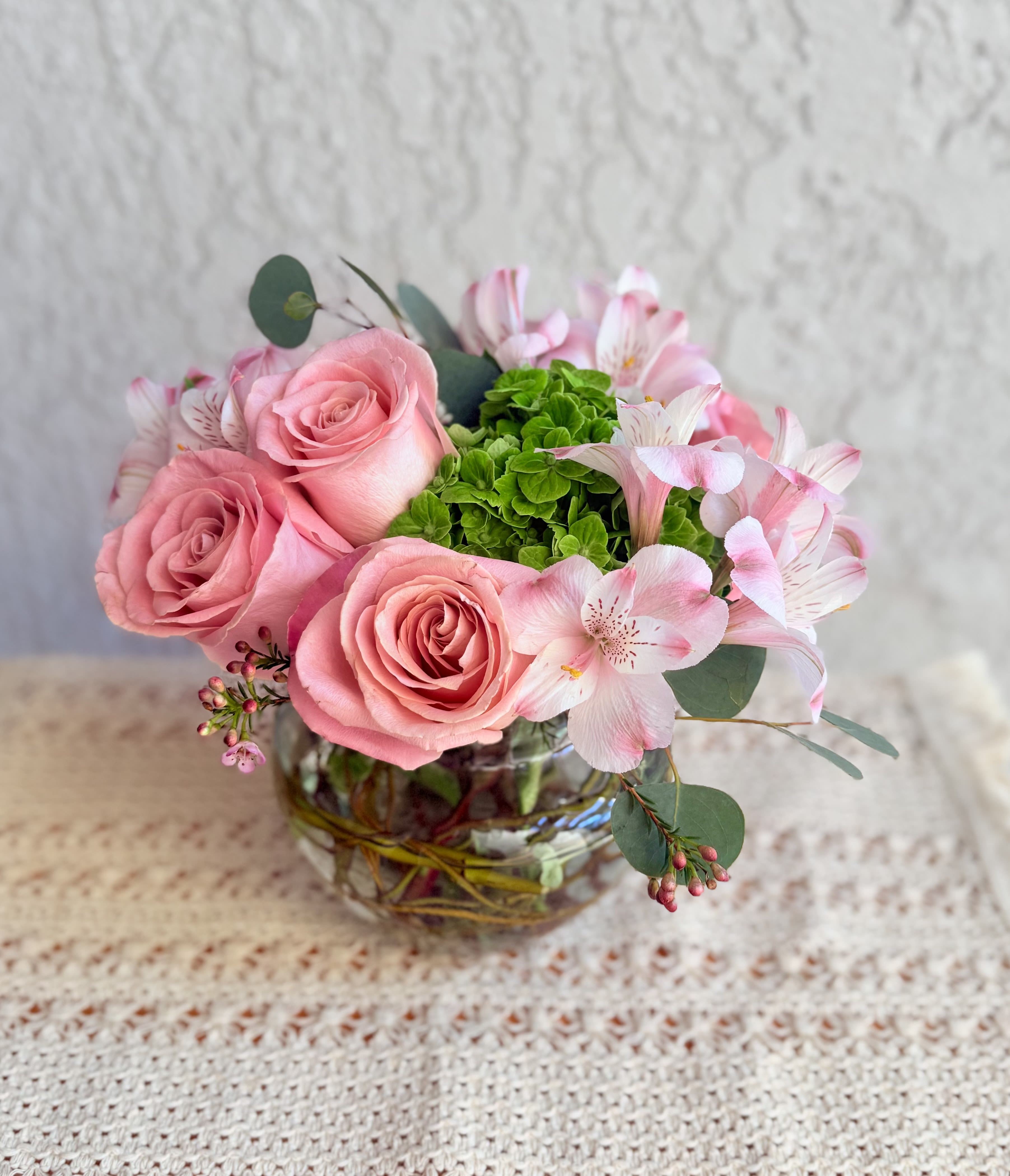 Relaxing Nature - Send joy with this beautiful floral arrangement designed with roses, green hydrangeas, fancy alstromerias and seasonal foliage; it includes a fancy glass vase decorated with rústico branches of curly willow to add a relaxing view Small  size 9.5” x 8.5” approximately  Beautiful classic  style  
