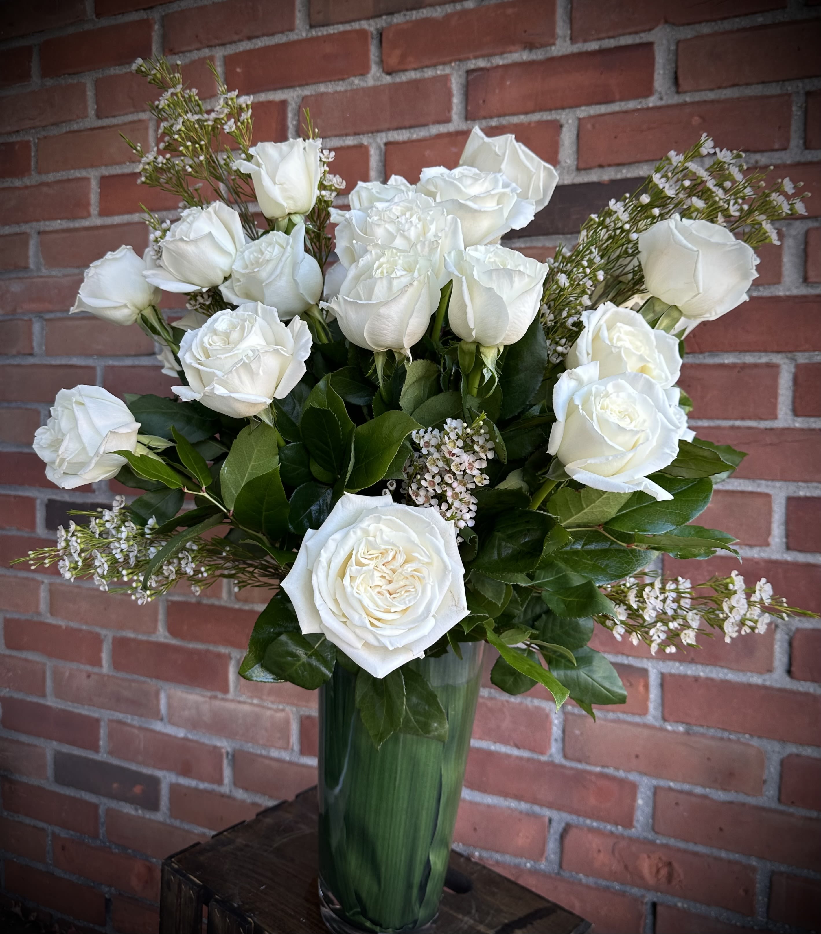Sweetheart. pretty white roses  - It is a pleasure to give our customers the best quality of Roses, especially in unforgettable moments    *** Standard Version*** Dozen Long - Stemmed Roses  ***Deluxe Version*** Two Dozen Long - Stemmed Roses  ***Premium Version*** Three Dozen long Stemmed Roses  