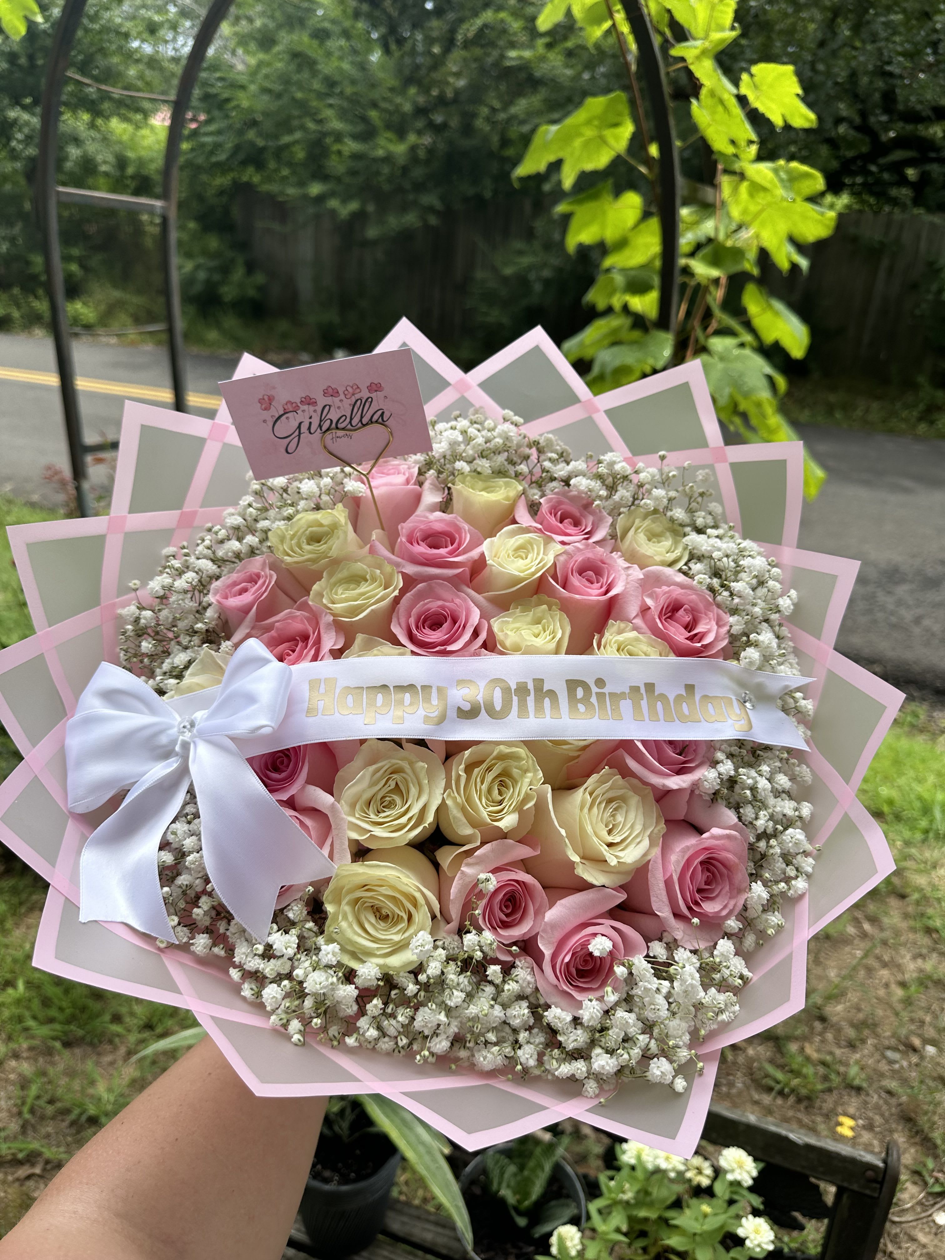 En una nuve  - Roses and Gypso, you can select Gypso around or between roses!  Color roses: Red  White Ligth pink Pink Hot pink Can mix  Lavender Purple  If you want to request a color wrapping of your choice please write it on the note part, if not you allow us to be creative, we always love to play with colors and wrapping 