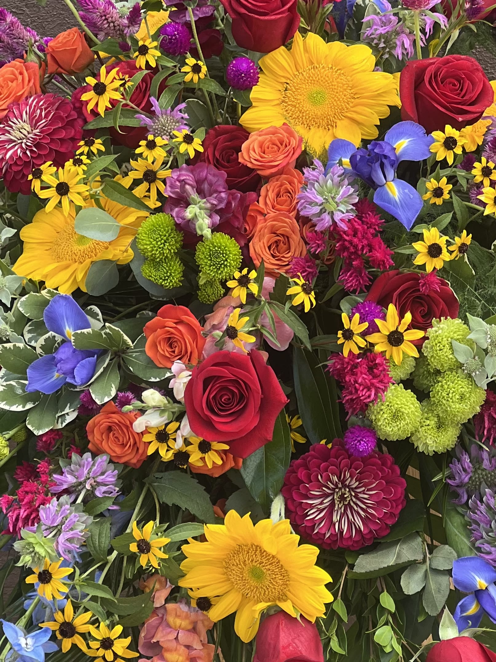 Designer’s choice Large - This arrangement will be designed with our best, seasonal flower options currently available.  Please feel free to make color requests in the special instructions.