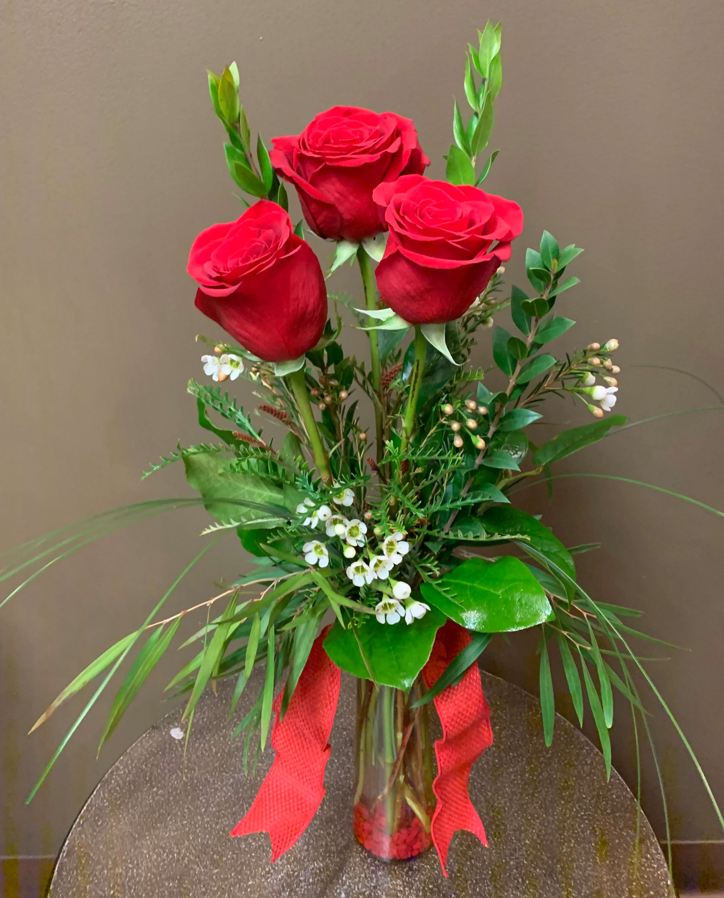 Three Rose Budvase - 3 roses in a vase in a wide variety of colors and vases. 