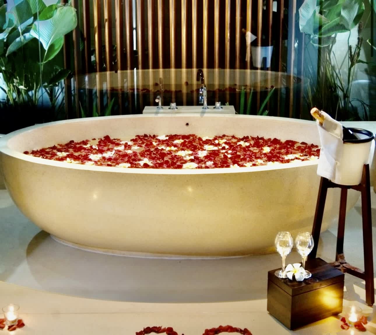 L'amour Roses Petals  - Delicate .richly colored roses petals selected for their velvety texture and deep crimson tone .Perfect for romantic ,gestures ,luxury events ,weddings ,hotels ,suites .spa experiences, and elegant celebrations.A timeless touch of romance that transforms any moment into something unforgettable.