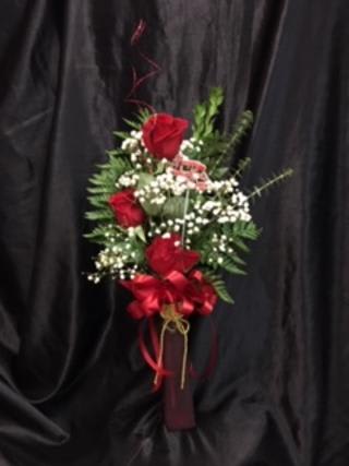 VALENTINES ROSE  BUD VASE ARRANGEMENT - VALENTINES BUD VASE -9"  GLASS VASE 3- ROSES, BABIES BREATH, LEATHER LEAF, TINGTING, RIBBONS