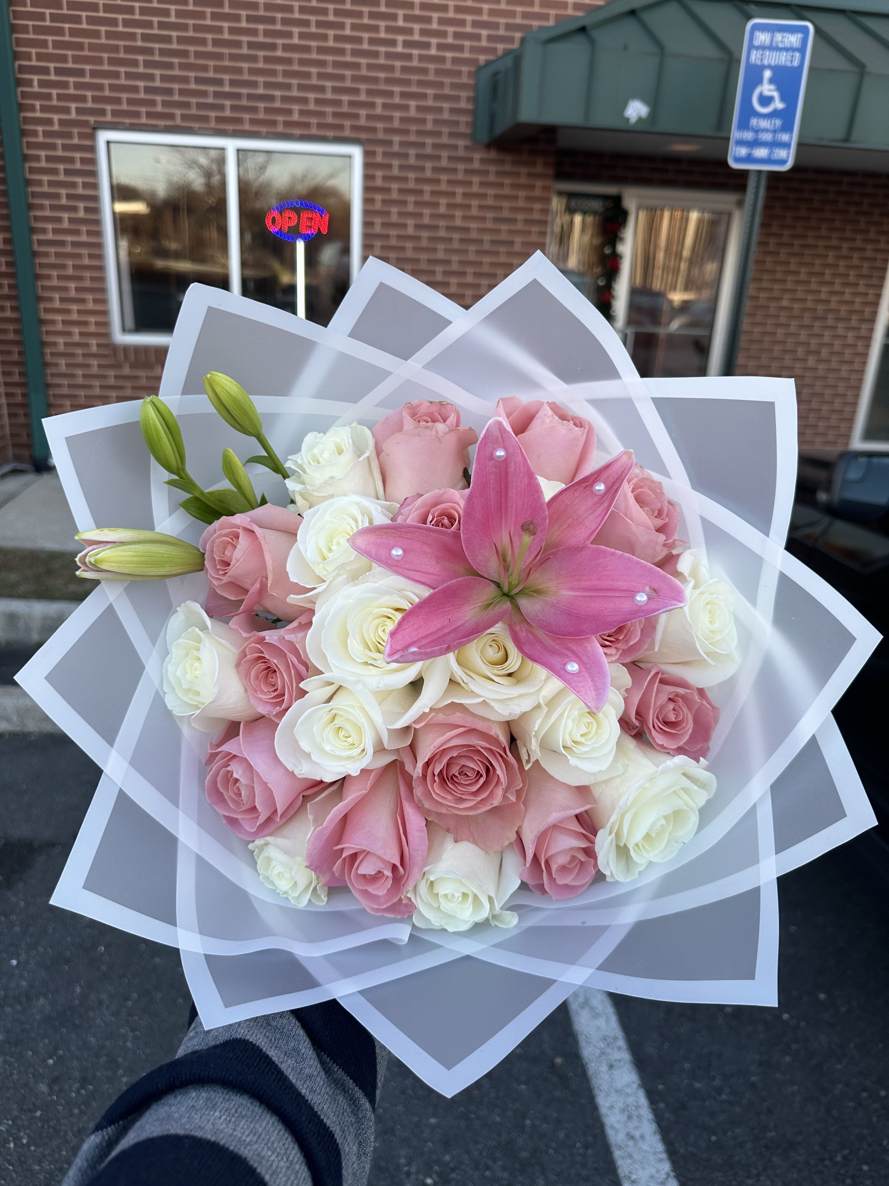 A2 - 24 roses and 1 lily