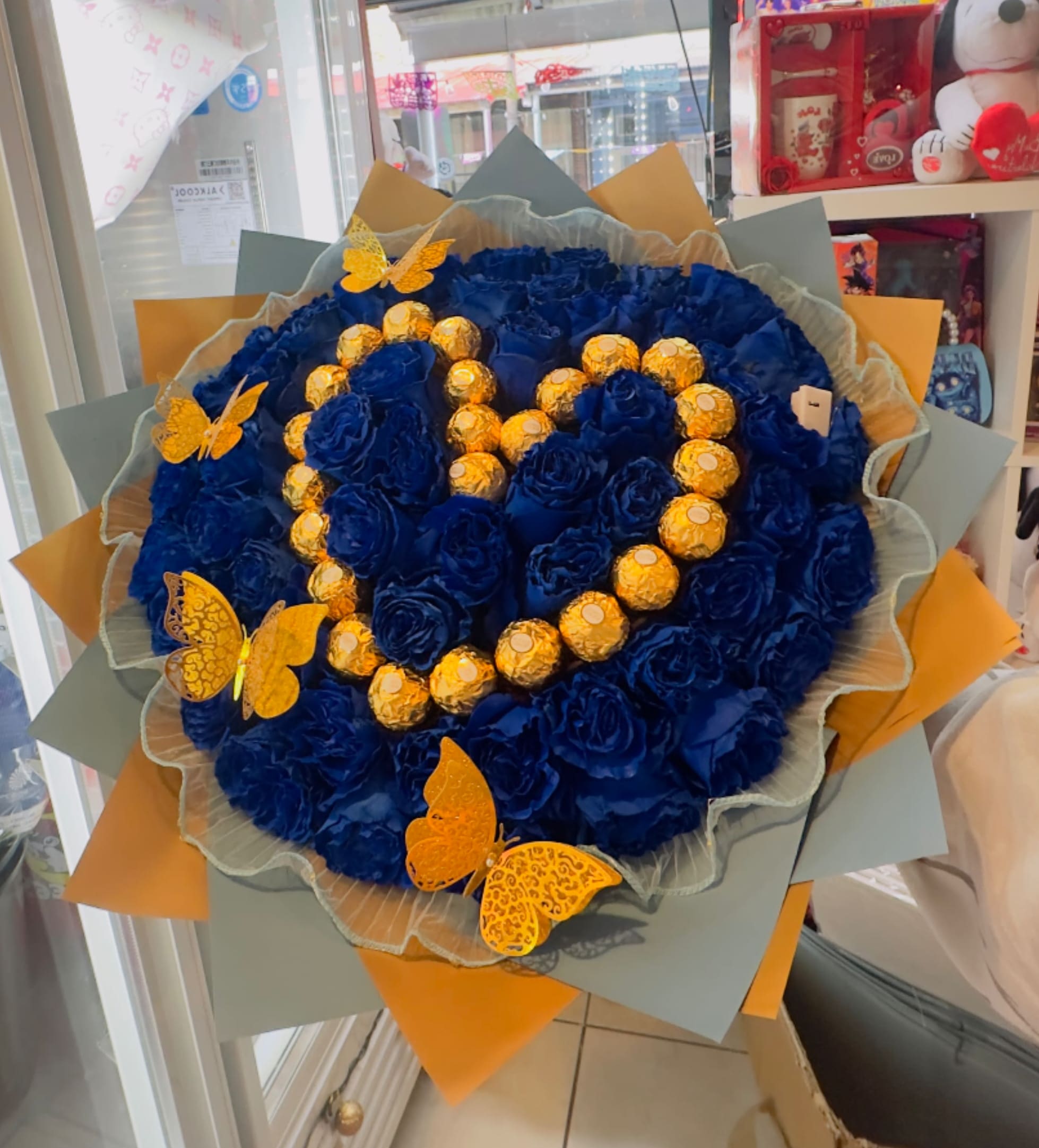 Blue like your eyes - Beautiful bouquet of blue roses and Ferrero Rocher chocolates, ideal for those moments when you want to deliver your greatest congratulations or want to be detailed everywhere, give love in every moment