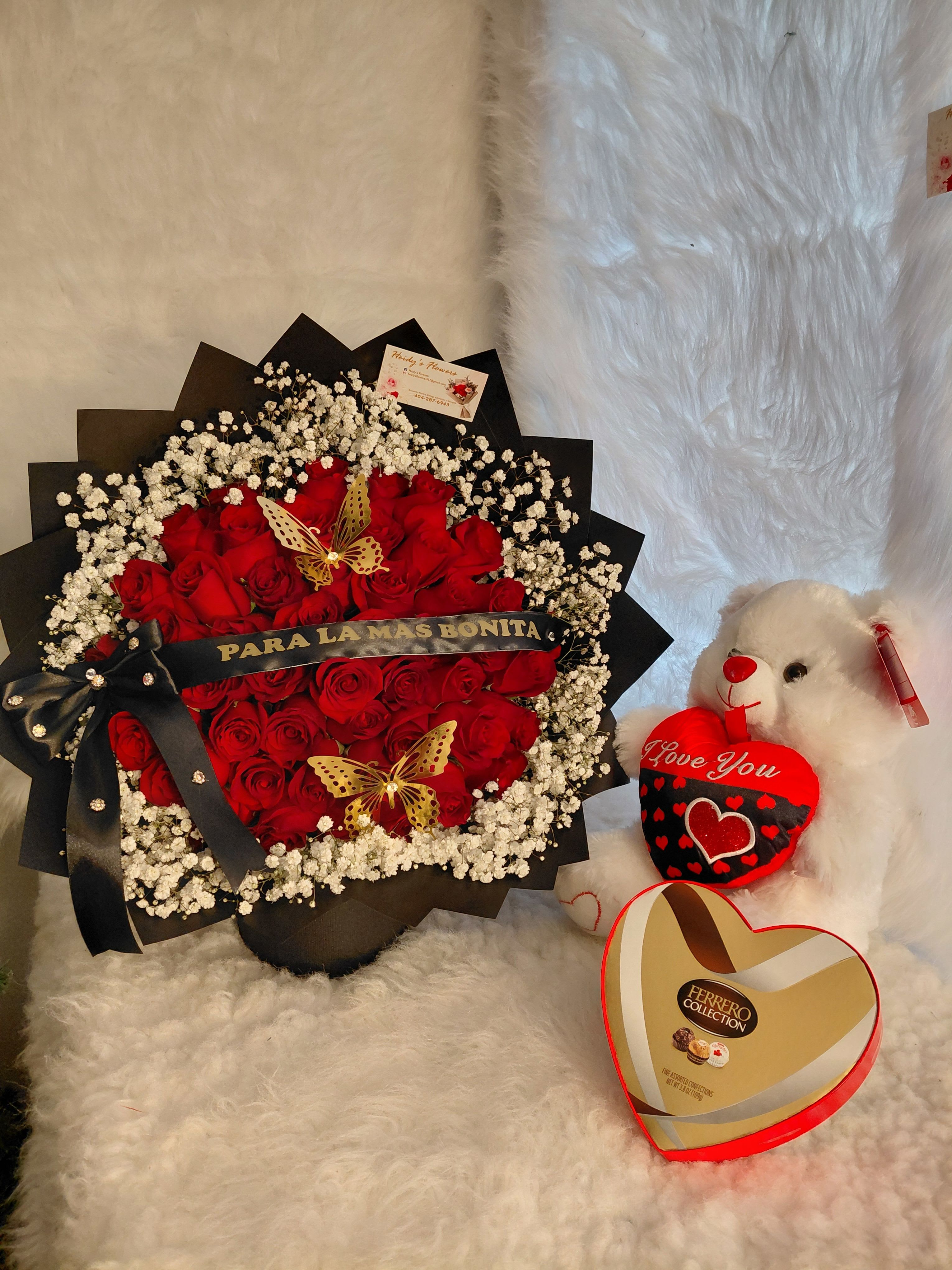 50 roses. A charming. Ramo encantador - A charming bouquet. 50 roses and baby's breath, with a sweet little teddy bear and chocolates, and a personalized ribbon.