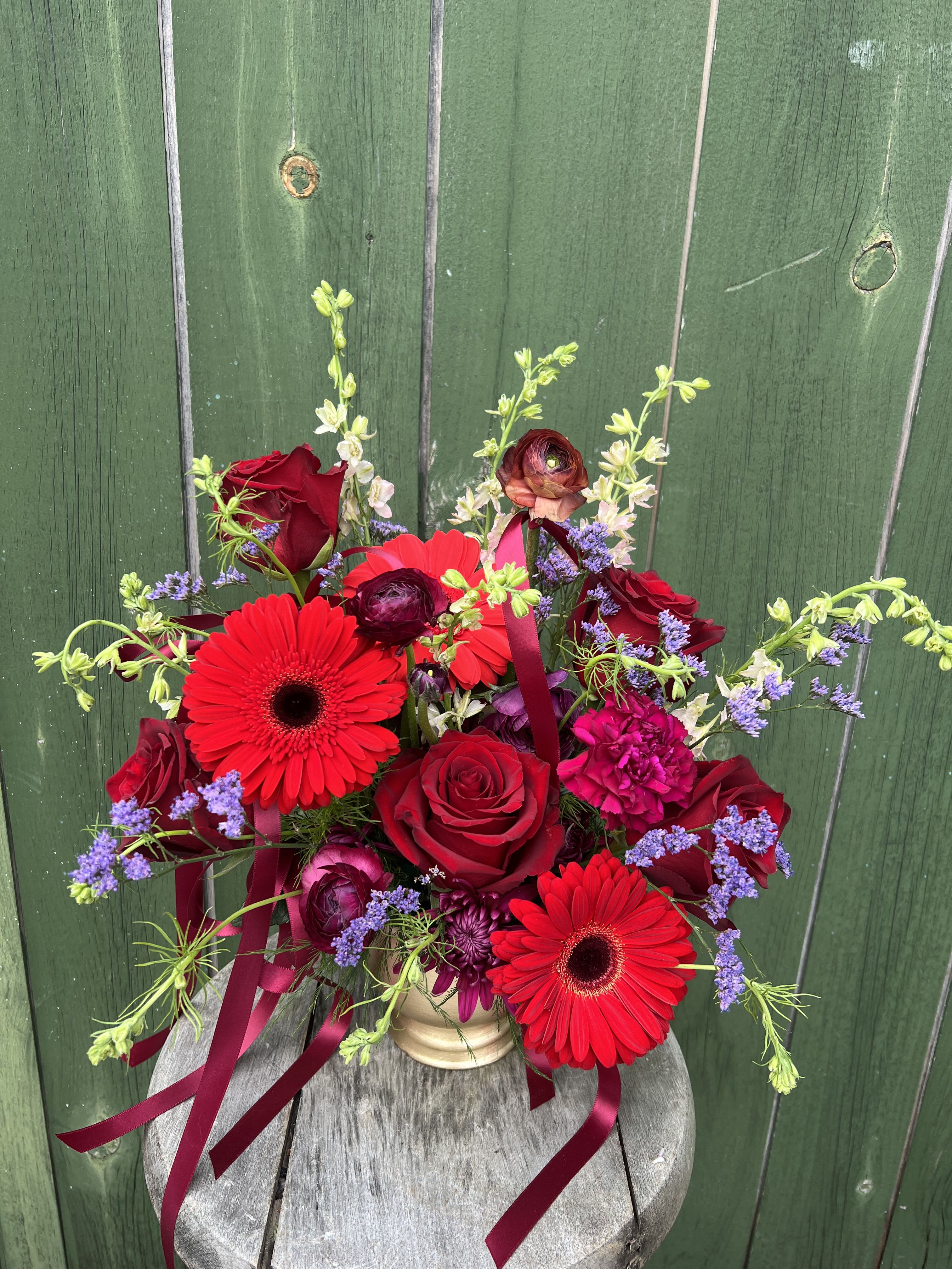 Heart Eyes - Celebrate love with Heart Eyes, a luxurious gold compote adorned with deep burgundy ribbons and roses. A centerpiece that whispers romance and sophistication. 