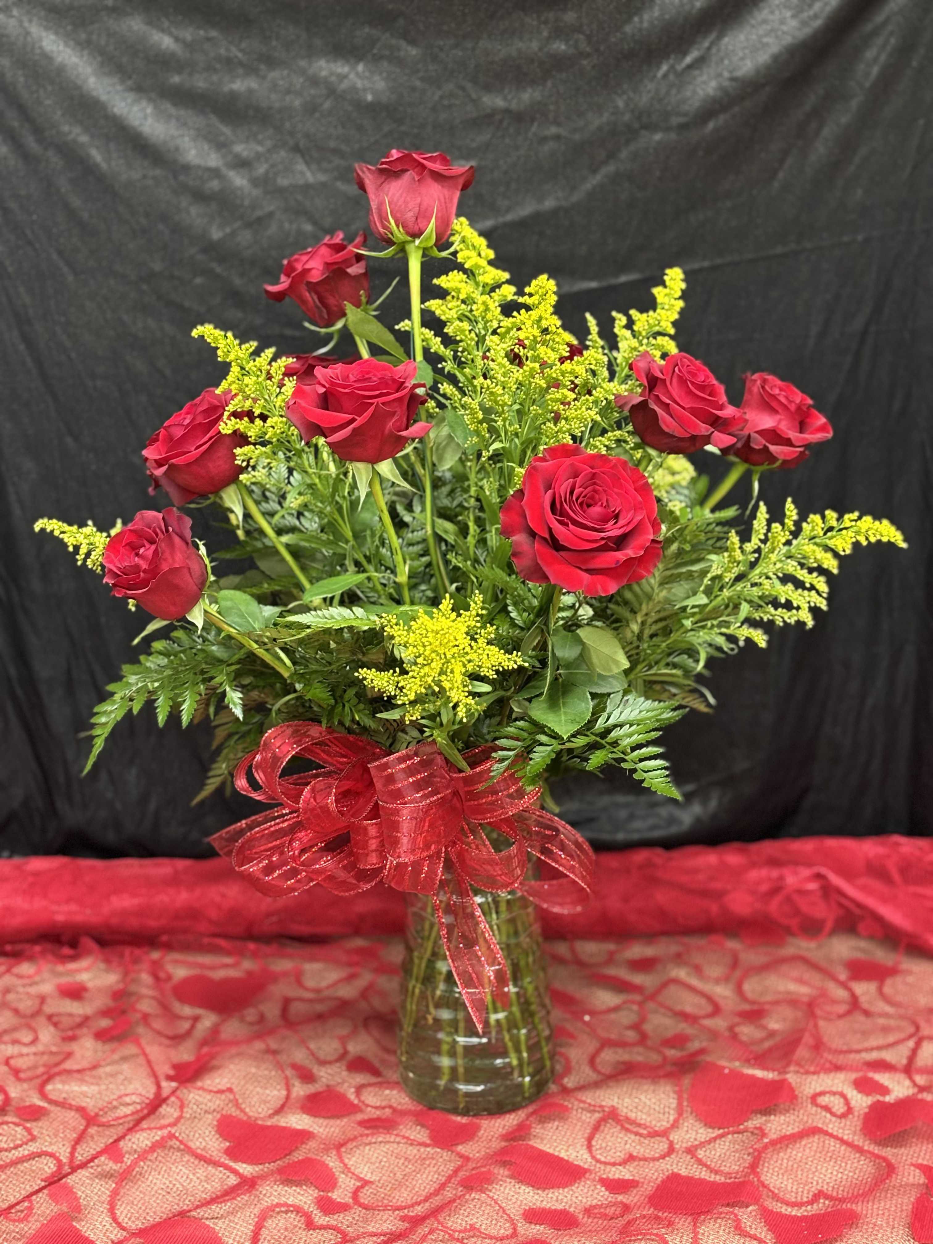 The Chiefs Lovers - Golden Romance is a captivating arrangement of a dozen red roses paired with vibrant yellow solidago, creating a perfect blend of passion and warmth. Ideal for celebrating love and special moments.