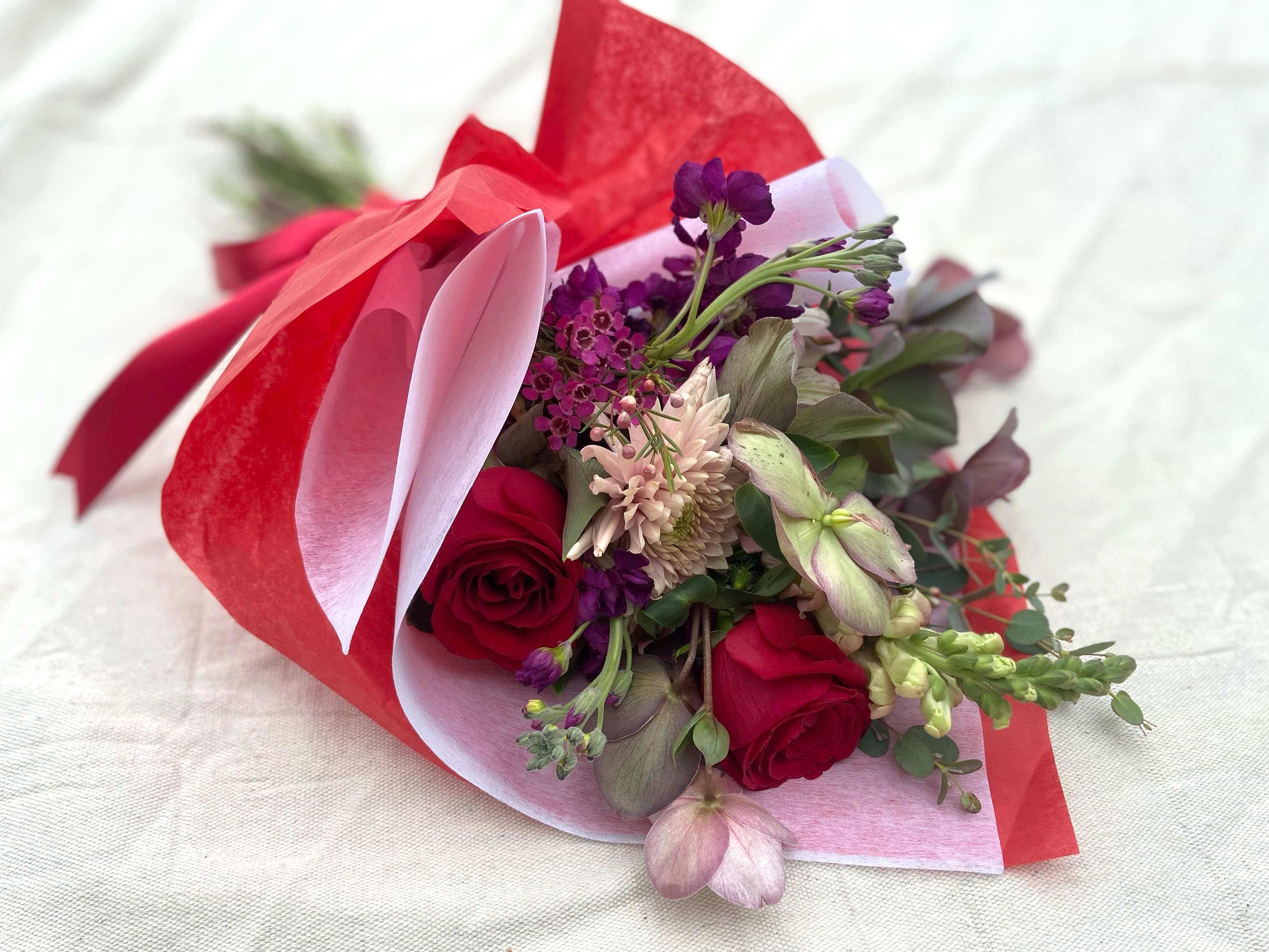 Sweet &amp; Chic  Combo - A modern Valentine’s pairing for people who love beautiful things.  Artfully designed florals from Canvas Blooms meet hand-painted, small-batch chocolates from Lohcally Artisan Chocolates — a gift that feels elevated, personal, and anything but expected.  Each pairing is made with intention: seasonal blooms arranged in Canvas Blooms’ signature style, paired with chocolates crafted slowly and by hand.  Pre-Order Perks 	•	Free delivery to Lohcally for easy pickup 	•	Complimentary handwritten card with your message 	•	Peace of mind knowing it’s all taken care of