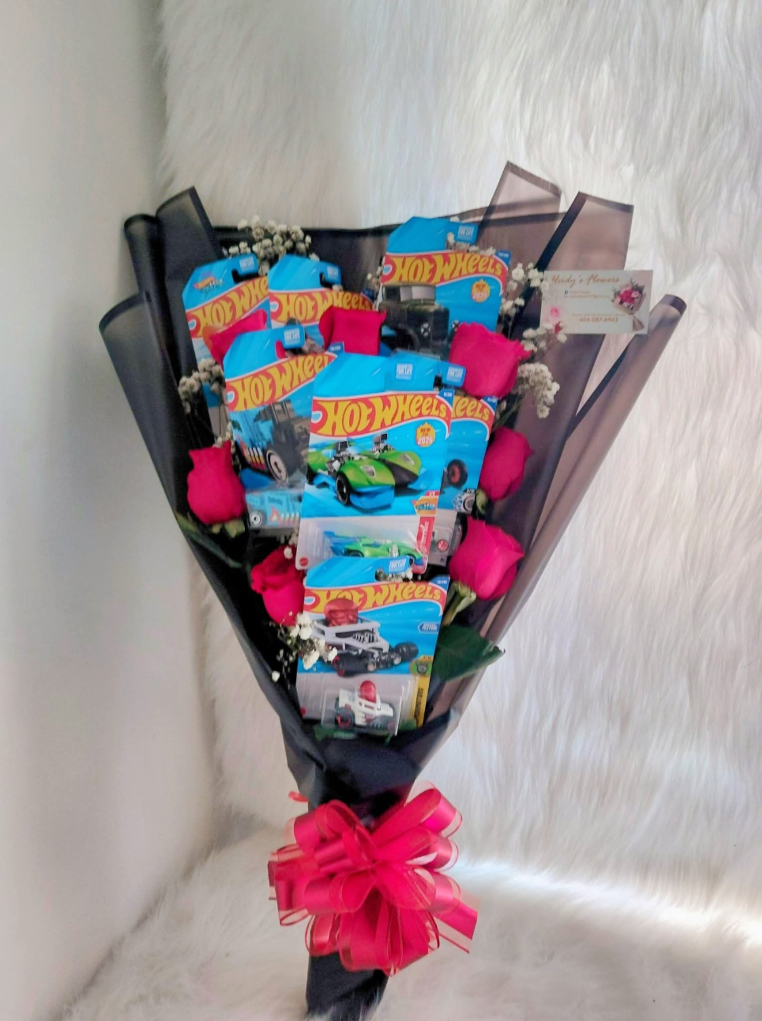 8 hot wheels and roses. - 8 Hot Wheels cars , red roses . The perfect bouquet to give to your boyfriend.