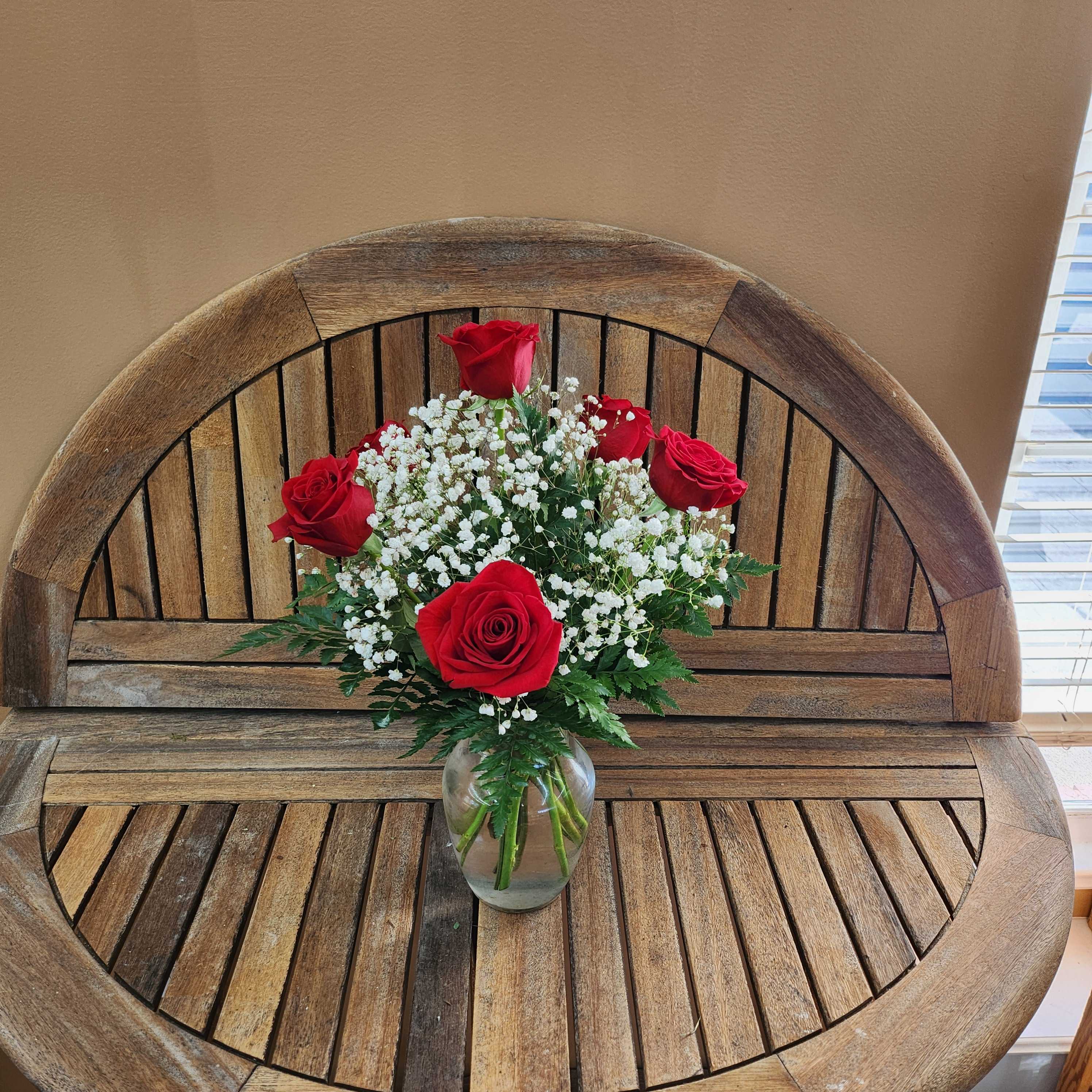 V17 Roses Red Half Dozen - Half A Dozen Red Roses With Babies Breath In A Clear Vase