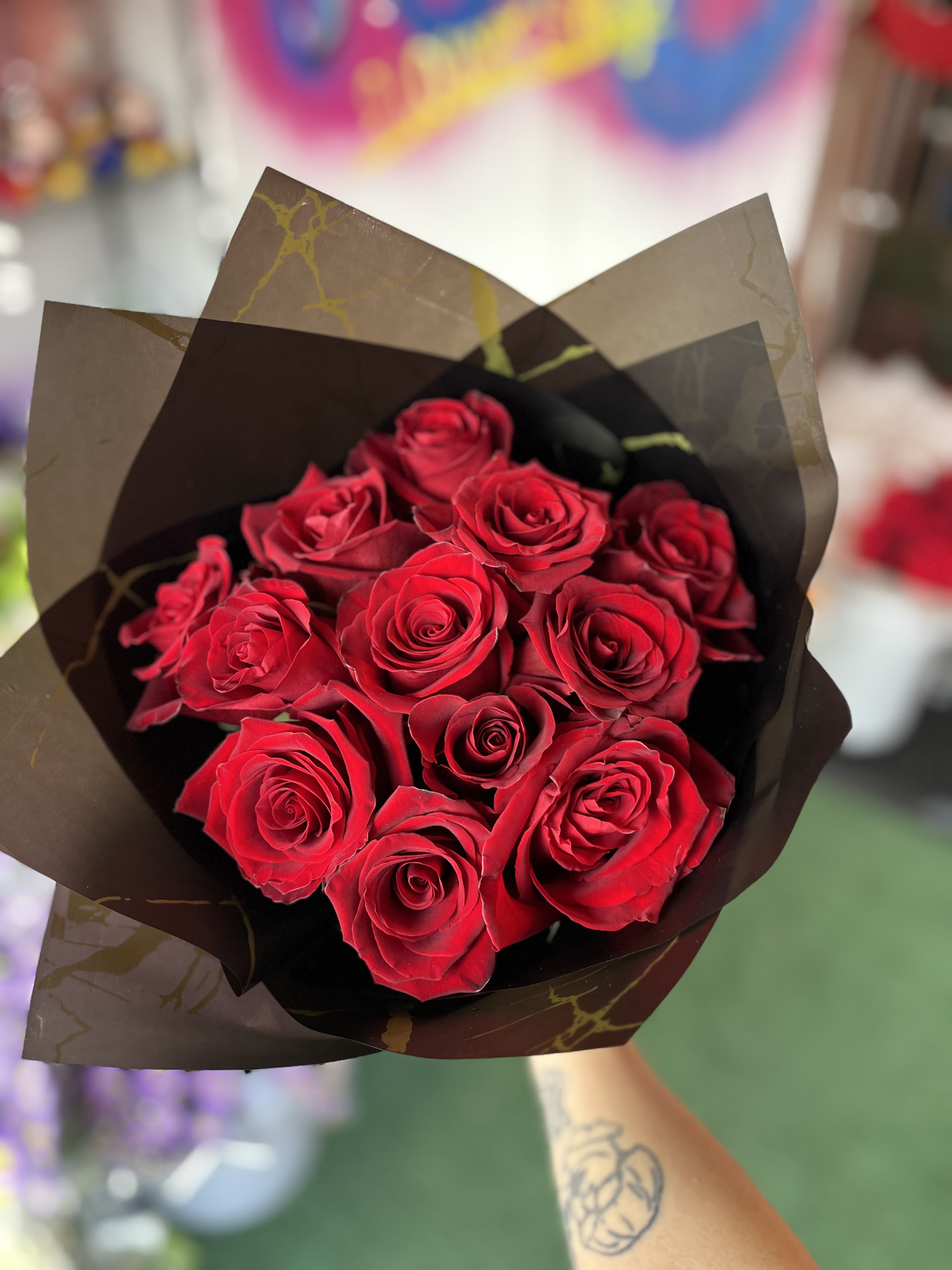 dozen in black paper - 1 dozen roses in black paper